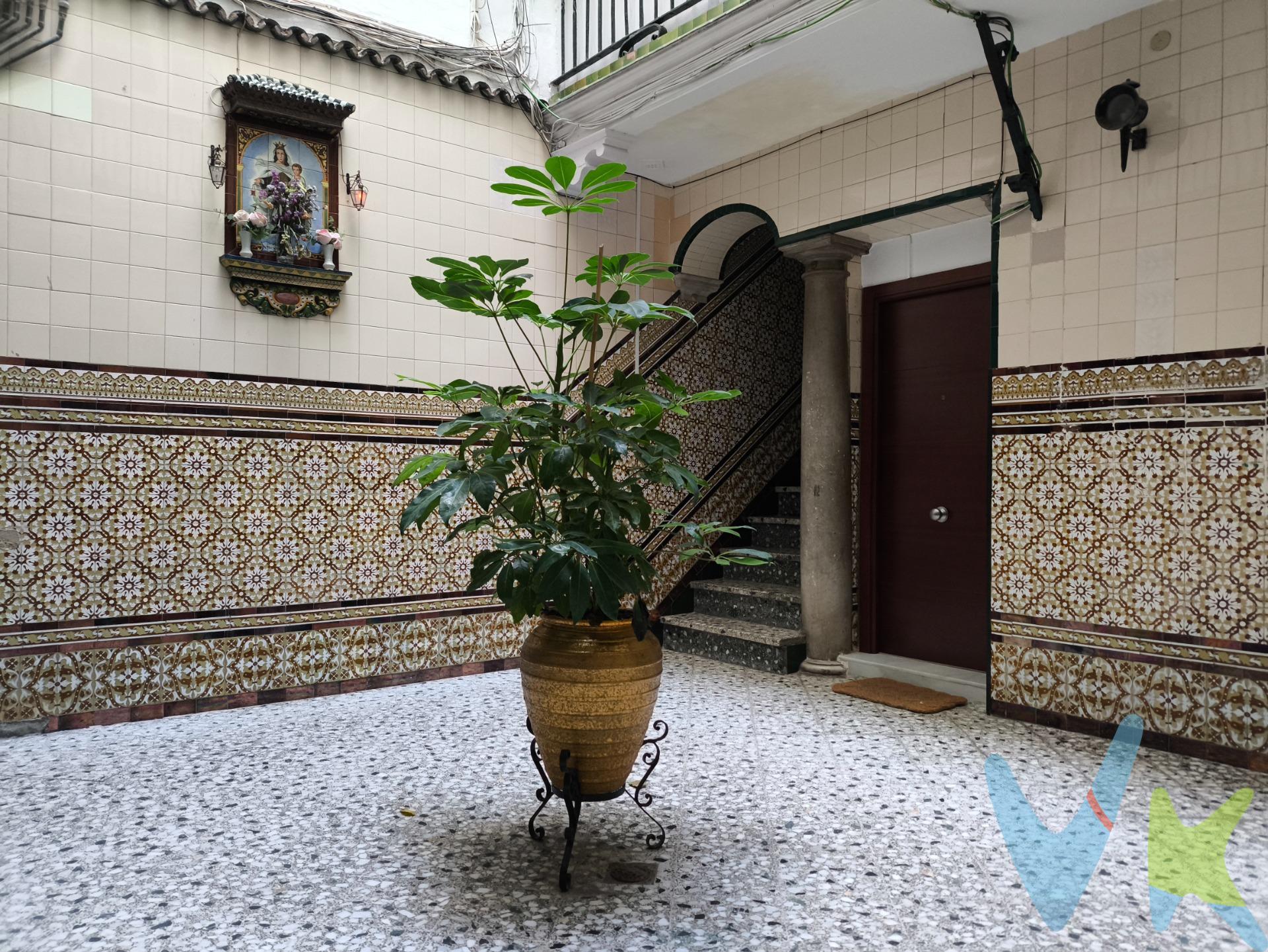 ¿Buscas un proyecto ilusionante en una de las zonas más cotizadas de Cádiz? Te presentamos este magnífico lienzo en blanco situado en pleno centro histórico. Una vivienda con alma, luz y un potencial infinito. Ubicada en una tercera planta (sin ascensor) de una finca clásica con mucho encanto, esta propiedad destaca por sus más de 100 metros cuadrados construidos y su espectacular luminosidad. Gracias a su orientación y distribución, disfrutarás de una ventilación cruzada inmejorable, ideal para el clima de la ciudad. El eje de la vivienda es su preciosa y amplia galería central, típica de la arquitectura gaditana, que conecta con todas las estancias y aporta carácter y fluidez al espacio. Actualmente, la vivienda se distribuye en:. •	Salón comedor. •	3 dormitorios. •	Cocina independiente. •	Un cuarto de baño. La propiedad requiere una reforma integral, lo que te brinda la oportunidad perfecta para redistribuir los espacios a tu gusto y crear el hogar que siempre has soñado, combinando elementos clásicos con un diseño moderno. Extras que enamoran:. La finca cuenta con azoteas comunitarias transitable desde donde podrás deleitarte con unas vistas espectaculares de los tejados y torres miradores del centro histórico. Tranquilidad garantizada:. El edificio se encuentra en buen estado de conservación y dispone de la ITE (Inspección Técnica de Edificios) favorable pasada recientemente, en mayo de 2023, lo que aporta seguridad y valor a tu inversión. Si buscas espacio, luz y una ubicación privilegiada para diseñar tu vivienda a medida, no dejes pasar esta oportunidad. ¡Ven a verlo!. * Gastos, Impuestos y Honorarios de la Agencia no incluidos en el precio. . *Si estás interesado en esta vivienda pero tienes que vender, contacta con nosotros, te ayudamos a encontrar comprador para tu vivienda. Periodo de validez de la publicación 02/05/2026. . . 