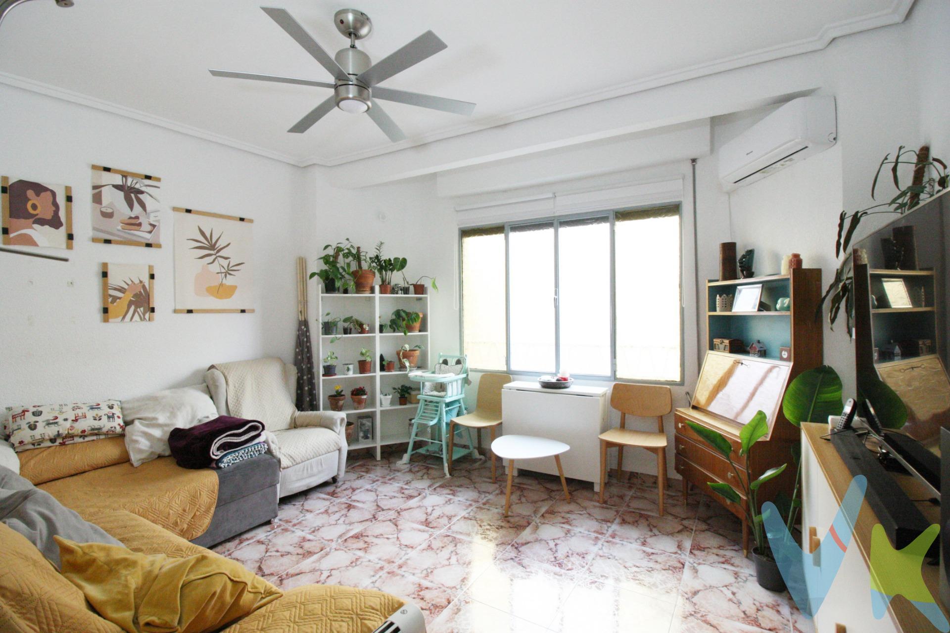 Te presentamos esta vivienda situada en una de las zonas más prácticas de Alaquàs, en el entorno de Benlliure, donde tendrás a mano todos los servicios necesarios en el día a día. Se trata de un primer piso sin ascensor, con una distribución cómoda y funcional. La vivienda dispone de tres habitaciones, un baño completo, cocina independiente con galería y un salón-comedor luminoso con salida a balcón, perfecto para disfrutar de un pequeño espacio exterior. Además, la vivienda cuenta con una amplia terraza en la parte superior de aproximadamente 40-50 m², un espacio ideal para aprovechar al máximo el aire libre, ya sea como zona de descanso, reuniones o incluso para crear tu propio rincón chill out. Una opción muy completa tanto para quienes buscan su primera vivienda como para aquellos que quieren invertir en una zona consolidada y con buena demanda. No dejes pasar la oportunidad de visitarla. Para poder ofrecer el mejor servicio y garantía a nuestros clientes será imprescindible aportar:. - Contrato indefinido mayor de un año. - Que la mensualidad no supere el 30% de la nómina. - No aparecer en lista de morosidad. Cualquier duda estaremos encantados de atenderte. Gracias. 