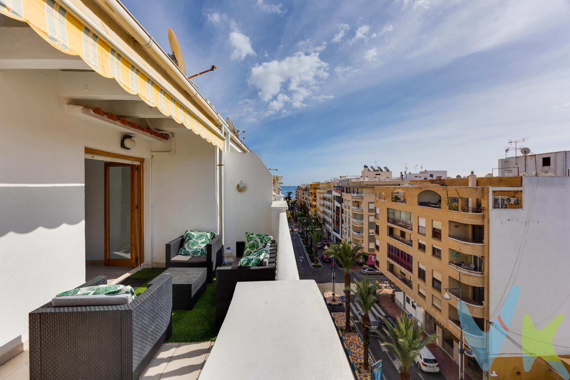 Mocadi Torrevieja Real Estate presenta este magnífico ático de 102 m² construidos, una vivienda que destaca por su luminosidad, su cuidada decoración y su fantástica terraza con vistas al mar, perfecta para disfrutar del clima mediterráneo durante todo el año. El interior presenta un estilo moderno, elegante y acogedor, donde predominan los tonos claros, los detalles decorativos cuidadosamente seleccionados y una combinación de materiales y texturas que aportan personalidad a cada estancia. La vivienda dispone de dos dormitorios dobles y un baño, además de una atractiva zona de día que integra el salón con una moderna cocina americana totalmente equipada. Su diseño en blanco, con acabados efecto mármol, aporta un toque sofisticado, mientras que la isla central se convierte en un espacio ideal tanto para cocinar como para compartir momentos en compañía. El salón-comedor destaca por su luminosidad y su decoración contemporánea, que combina comodidad, funcionalidad y buen gusto, creando un ambiente lleno de armonía. Sin duda, el gran protagonista de este ático es su espacio exterior. Sus maravillosas terrazas, con agradables zonas de descanso, cómodos sofás y toldos, invitan a disfrutar de momentos únicos al aire libre. Un rincón perfecto para desayunar bajo el sol, relajarse durante la tarde o compartir una cena al atardecer, con el mar Mediterráneo como telón de fondo. Además, la vivienda cuenta con aire acondicionado, armarios empotrados y ascensor, ofreciendo todas las comodidades para entrar a vivir desde el primer día. Un ático con encanto y personalidad, donde el diseño, la luz natural y las vistas al mar se combinan para crear un hogar verdaderamente especial. Ideal tanto para vivir durante todo el año como para disfrutar de una segunda residencia junto al Mediterráneo. La descripción y los datos del presente inmueble tienen carácter meramente informativo y en ningún caso contractual. En el precio de la vivienda no están incluidos los honorarios de agencia, gastos de compraventa y/o financiación. Por mandato expreso del propietario, comercializamos este inmueble en exclusiva compartida, lo que garantiza un servicio de calidad, un trato fácil y personalizado, una gran difusión en nuestras redes compartidas y sin interferencias de terceros. Por este motivo se ruega no molestar al propietario, a los ocupantes de la propiedad, a los vecinos o conserjes del edificio si los hubiera. Si eres una agencia, llámanos colaboraremos contigo.