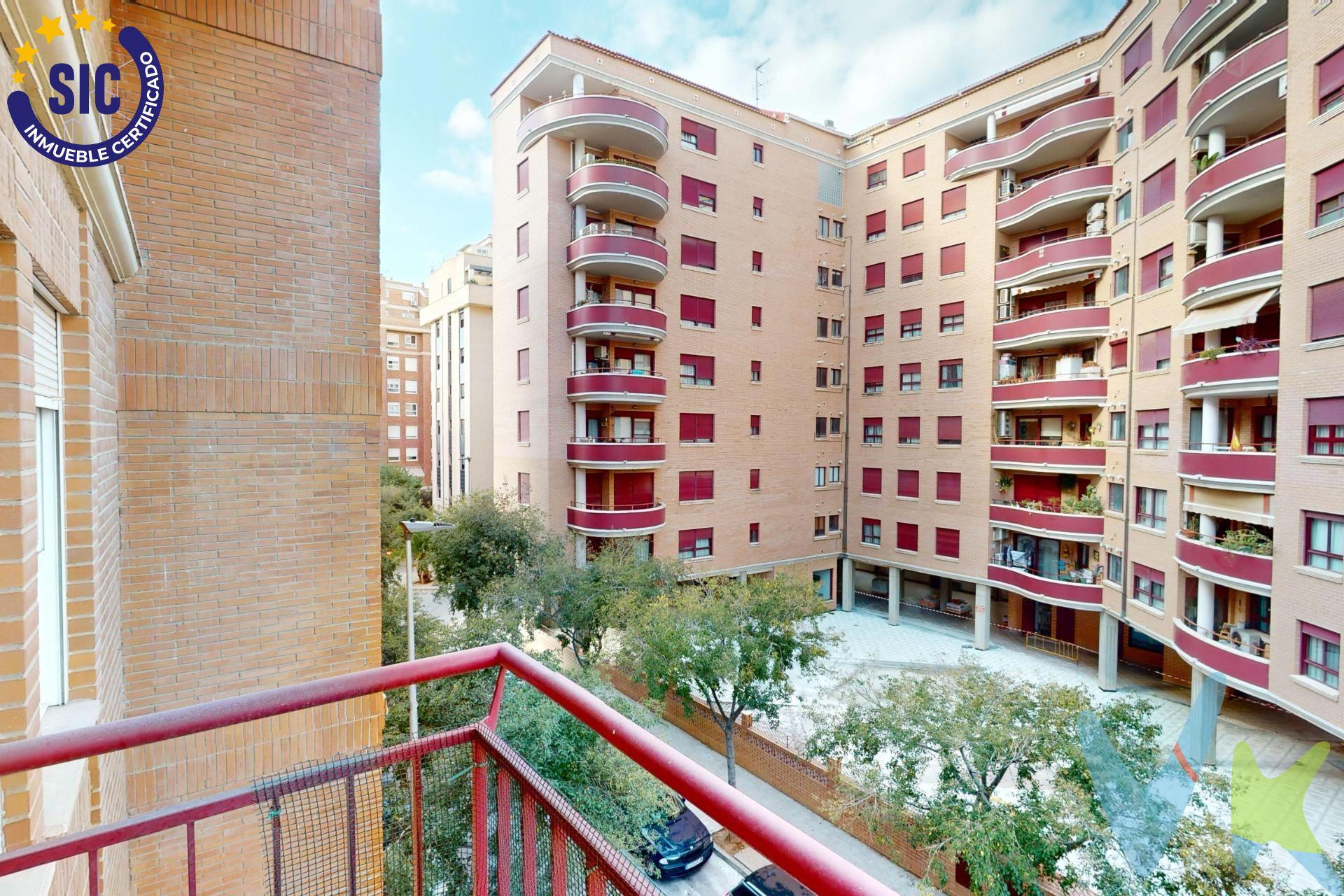 Te presentamos esta excelente oportunidad de adquirir un piso de Vivienda Protegida Oficial (VPO), que cuenta con una superficie construida de 104 m2. La vivienda destaca por su gran luminosidad gracias a sus amplias ventanas y su agradable balcón, ideal para disfrutar del aire libre desde la comodidad del hogar. Su distribución incluye un acogedor hall, un espacioso comedor-salón que se conecta directamente al balcón, una cocina funcional equipada con galería práctica, así como dos habitaciones dobles y una habitación simple; además dispone de dos baños completos siendo uno de ellos tipo suite. Se vende con muebles y electrodomésticos. . Incluido en el precio encontrarás también una plaza privada de parking y un útil trastero situados dentro del mismo edificio para mayor comodidad. La propiedad está ubicada en una zona tranquila perfecta para familias y rodeada por parques recreativos ideales para los más pequeños. Además cuenta con todos los servicios necesarios al alcance: colegios tanto primarios como secundarios cercanos, centro médico y supermercados variados entre otros comercios locales. Si estás interesado/a en comprar tu primera vivienda no dudes en contactarme; estaré encantado/a de mostrarte este maravilloso inmueble.