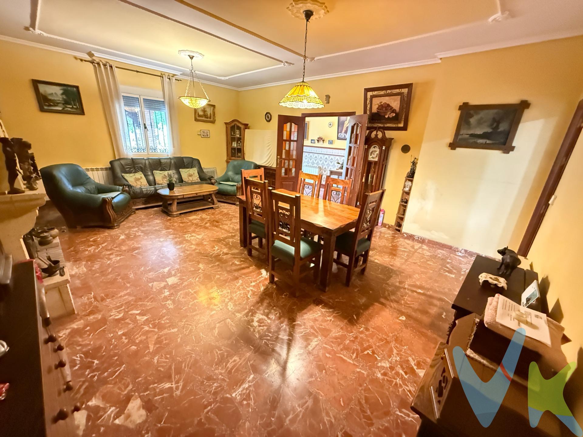 ¡¡EN EXCLUSIVA!! Gran chalet NO HIPOTCABLE en zona Las Cigüeñas (Vega del Montón de la Tierra). DISTRIBUCIÓN Y CALIDADES. Magnífico chalet en parcela rustica de unos 2500 m2 según catastro, totalmente llana con fachada de obra y doble puerta de entrada (una peatonal y otra más amplia y grande para vehículos). Dentro de la parcela encontramos varias edificaciones y zonas. Destacamos la construcción principal que se corresponde con una vivienda de unos 170 m2 útiles, que se distribuyen en un gran salón con chimenea y junto al mismo encontramos una amplia cocina amueblada desde la cual también se puede acceder a la parte trasera de la parcela. Además de el salón y la cocina situados en el ala derecha de la vivienda encontramos en el ala izquierda un pasillo distribuidor que da acceso a cuatro amplios dormitorios y dos baños (uno de los cuales se encuentra dentro de la habitación principal). La vivienda cuenta en su entrada con dos amplios porches uno cerrado y acristalado y otro abierto donde encontramos una barbacoa. Además de la vivienda principal encontramos junto a la misma otras construcciones como son un parking cerrado y cubierto cuartillo de la depuradora cuarto trastero de herramientas parking adicional techado pero abierto, un aseo y lavadero que da servicio al exterior, y un cuartito/ trastero donde encontramos una caldera de pellet y una descalcificadora. Los exteriores de la vivienda están casi en su totalidad solados, aunque también cuenta con algunas zonas ajardinadas, y otros espacios libres para poder poner tu propio huerto. La vivienda se vende sin amueblar, a excepción de la cocina y baños. Se encuentra en buen estado de conservación si bien sería necesario realizar hago unas mejoras adecuaciones y pequeñas reparaciones. La vivienda cuenta con instalación eléctrica conectada a red pública, el suministro de agua es mediante agua no potable del propio pozo que tiene la parcela. Asimismo, la parcela cuenta con una reciente instalación de placas fotovoltaicas Para tu autoabastecimiento eléctrico diurno (unas 15 placas) en el tejado de la misma (no dispone de baterías). OTROS DATOS DE INTERÉS. Vivienda NO hipotecable. Ubicado en Parcelación denominada Vega del montón – Las Cigüeñas-, A escasos 15 minutos del centro de la ciudad en coche, entre la barriada de Alcolea y la entrada a Córdoba por la parte Este. Dicha parcelación está totalmente poblada, , y de viviendas similares a esta donde viven familias de forma permanente y otras que la utilizan como segundas residencias. Caminos de acceso totalmente asfaltados y alumbrados. Cuota de comunidad: 15€ mes .  IBI Anual : 345€ (2025). INFORMACIÓN RELEVANTE. Respecto al precio de venta indicado, éste, NO tiene caducidad, y puede ser alterados sin previo aviso. En caso de venta, el precio corresponde únicamente al inmueble, sin incluir mobiliario, salvo se indique lo contrario, y de forma expresa. En cumplimiento de las obligaciones de información previstas en la Ley 10/2025, de 28 de diciembre, de servicios de atención a la clientela y transparencia, así como en la normativa sectorial vigente, se hace constar que el precio indicado NO INCLUYE los gastos e impuestos inherentes a la adquisición, los cuales se desglosan a continuación:. • Impuesto sobre Transmisiones Patrimoniales (ITP)(*): Se aplicará el tipo impositivo vigente en la Comunidad Autónoma de Andalucía (generalmente el 7%), sin perjuicio de tipos reducidos del 3,5%, 1,2% o 1% aplicables según las circunstancias personales del comprador o las características del inmueble. El impuesto se devenga sobre el Valor de Referencia de Catastro o el precio de venta, aquel que resulte superior. • Honorarios Agencia del comprador de 3.500 € más el 21% de IVA. • Gastos de Notaría, registro y Gestoria NO incluidos.