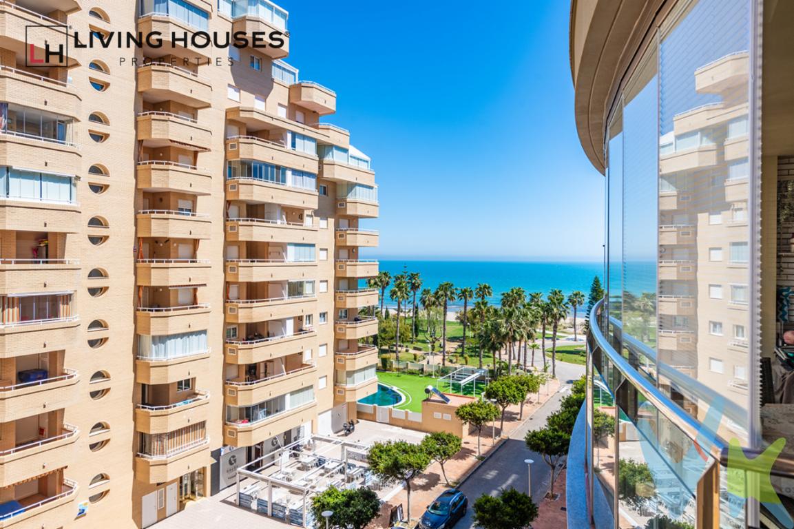  Descubra su nuevo hogar en uno de los destinos más codiciados de la costa mediterránea. Este espectacular apartamento en venta, ubicado en la famosa zona de Marina d\'Or en Oropesa del Mar-Orpesa, ofrece todas las comodidades que busca en su futuro hogar. Con una construcción reciente, el edificio fue construido en 2010, garantizando modernas instalaciones y calidad en su estructura.Situado en la quinta planta, este apartamento de 80 metros construidos y 61 metros útiles, ofrece un espacio acogedor con un diseño eficiente. La propiedad cuenta con dos amplias habitaciones, una de ellas con salida a la terraza, además cuenta con dos baños, el primero con ducha, y el segundo con bañera. La vivienda se vende sin amueblar, permitiéndote así, decorarla a tu gusto. La vivienda dispone también de una cocina independiente con ventana, equipada únicamente con horno, vitrocerámica y campana extractora.Una de las joyas de este apartamento es su amplia terraza de 19 metros cuadrados, un lugar perfecto para relajarse mientras disfruta de las magníficas vistas al mar. Las impresionantes puestas de sol sobre la costa mediterránea serán el telón de fondo ideal para inolvidables momentos de descanso. Además, tener el privilegio de vistas al mar cada día se convierte en una auténtica terapia para el alma.Para su comodidad, el edificio dispone de dos ascensores que facilitan el acceso a su vivienda, así como un garaje privado para asegurar su vehículo. Al contar con trastero, tendrá espacio adicional para almacenar aquellos objetos que no necesite tener a la mano en el día a día, lo que contribuye a aprovechar al máximo el espacio de su hogar.Las instalaciones compartidas del edificio no se quedan atrás, con una magnífica piscina de uso comunitario, ideal para disfrutar de un refrescante baño en el cálido clima mediterráneo. La cercanía a las vías de transporte es otra ventaja importante. Con paradas de tren y autobús a poca distancia, la conectividad con el resto de la región es excelente, facilitando sus desplazamientos diarios y excursiones de fin de semana.La ubicación de este piso es simplemente inmejorable. Marina d\'Or es conocida por sus amplias playas, servicios de calidad y oferta de ocio variada. Vivir aquí le permitirá disfrutar de un ambiente tranquilo sin renunciar a las ventajas de una zona con una vida activa y dinámica. Las opciones de restaurantes, tiendas y actividades al aire libre son innumerables, haciendo de este el lugar perfecto tanto para una vivienda familiar como para una inversión destinada al alquiler turístico.No deje pasar esta oportunidad única. Este apartamento representa una inversión sólida y una oportunidad de disfrutar de la vida costera con todas las comodidades modernas. Su equilibrada combinación entre lujo, funcionalidad y confort es la fórmula perfecta para un hogar ideal. Contáctenos hoy mismo y concertemos una cita para que pueda visitar personalmente su futuro hogar. Porque las oportunidades como esta no esperan, y estamos seguros de que cuando lo vea, sabrá que ha encontrado el lugar que siempre había soñado. --------------------------------------Agencia inmobiliaria en Oropesa del mar si quieres comprar o vender casas pisos o locales en la comunidad Valenciana con oficina en Oropesa del Mar, Castellón. Para mayor seguridad en la compraventa, todas nuestras viviendas poseen FICHA DE CERTIFICACIÓN DE INMUEBLES registrada por la Asociación de Inmobiliarias de la Comunidad Valenciana ASICVAL. Antes de comprar o de entregar las arras, pida el Certificado de la vivienda para estar seguro y tranquilo sobre la situación legal, urbanística y de cargas de la misma. Los impuestos, gastos de notaría y registro no están incluidos en el precio de venta.  
