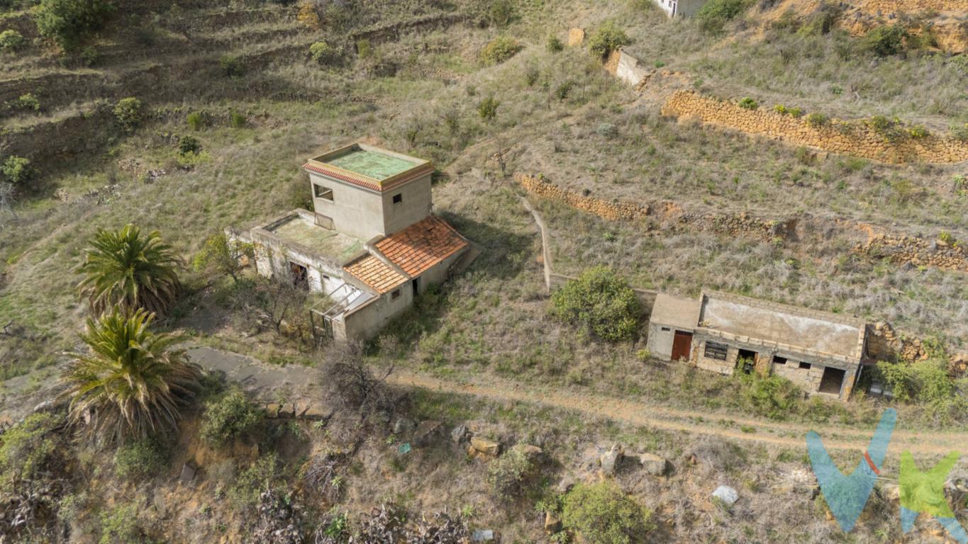 *¡OPORTUNIDAD ÚNICA EN ARAFO, TENERIFE!* 🌳. Se vende espectacular terreno rústico de *130.000 m²* con *increíbles vistas* y un gran potencial. Esta propiedad cuenta con:. 🏡 *Casa para restaurar*: Ideal para transformarla en tu hogar soñado o en un acogedor alojamiento turístico. 🐴 *Cuadra (para reformar)*: Perfecta para convertirla en un almacén o en un espacio para tus proyectos. 💧 *Tanque de agua*: Un recurso fundamental para el riego y el uso sostenible. Dispone de cueva que podrá utilizar como almacén o bodega. 🌞 *Potencial de uso: ¡Ideal para proyectos de energía renovable! También es perfecto para desarrollar un negocio de **domos o cabañas*, aprovechando el entorno natural y las vistas impresionantes que ofrece la zona. Esta es una oportunidad increíble para quienes buscan un espacio único en la naturaleza, con la posibilidad de crear algo extraordinario. *¿Interesado?* No dudes en contactar para más información o para programar una visita. ¡Tu futuro empieza aquí!. Datos meramente informativos sin valor contractual. Impuestos y gastos de transmisión no incluidos en el precio de venta. NO HIPOTECABLE. 