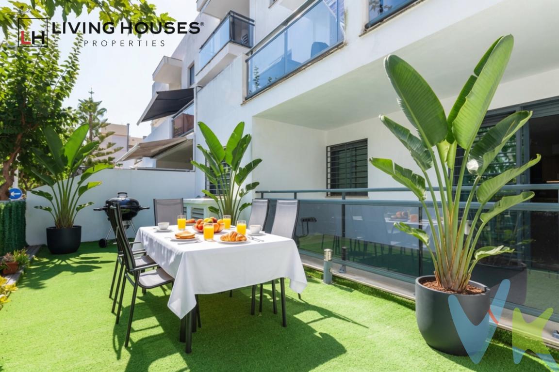  Descubre tu hogar ideal en Oropesa del Mar-Orpesa, en la emblemática zona de Playa Morro de Gos. Este encantador apartamento en venta combina comodidad y estilo, perfecto para quien busca un espacio moderno y acogedor cerca del mar. Ofreciendo una superficie de 75 metros útiles y 97 metros construidos, este inmueble, edificado en el año 2011, presenta una excelente distribución que maximiza cada rincón del espacio.Comienza el recorrido por una amplio y luminoso salón-comedor, el espacio perfecto para el descanso o para compartir momentos en familia. La terraza de 10 metros, accesible desde el salón-comedor, te permitirá disfrutar del aire libre, contemplar las vistas y relajarte bajo el sol mediterráneo. El apartamento, se vende sin amueblar.Este hogar cuenta con dos habitaciones acogedoras, ambas con abundante luz natural y espacio suficiente para todas tus necesidades. Ya sea que busques un dormitorio principal o un cómodo espacio adicional para invitados, encontrarás que cada habitación está diseñada pensando en la funcionalidad y el confort. El diseño moderno del baño y la cocina complementan el estilo contemporáneo de todo el apartamento, aportando toques sofisticados y prácticos.El edificio ofrece la comodidad de un ascensor, brindándote acceso fácil y rápido a tu hogar desde el garaje, una ventaja invaluable en esta zona de la ciudad. Además, la cercanía a medios de transporte como el tren y el autobús garantiza una conectividad excepcional, facilitando tus desplazamientos diarios hacia otras áreas de interés.Ubicado en una zona privilegiada de Oropesa del Mar-Orpesa, este apartamento te sitúa a pocos pasos de la hermosa playa de Morro de Gos. Disfruta de largos paseos por la costa, actividades acuáticas o simplemente relájate mientras el suave sonido de las olas te acompaña. La oferta de servicios y actividades en la zona asegura que siempre tendrás algo que hacer, ya sea en solitario, en pareja o en familia.Ideal para aquellos que desean una calidad de vida incomparable cerca del mar, este inmueble representa una oportunidad única de inversión. Al estar equipado con electrodomésticos, podrás mudarte sin preocupaciones, aprovechando todos los beneficios que este apartamento tiene para ofrecerte desde el primer día.Contacta con nosotros para agendar una visita y descubre personalmente las cualidades que convierten a este apartamento en una opción inigualable en Oropesa del Mar-Orpesa. No dejes pasar la oportunidad de vivir al lado del Mediterráneo, en un entorno que combina la serenidad de la playa con la comodidad de todos los servicios urbanos. La tranquilidad de vivir en una construcción moderna con todos los elementos a tu alcance le garantiza una vida placentera y segura.Experimenta el placer de vivir en una de las zonas más demandadas y con más encanto de Oropesa del Mar-Orpesa. Este apartamento solo espera a que decidas convertirlo en tu hogar, donde podrás crear memorias inolvidables. Visítalo y déjate convencer por sus múltiples ventajas y el entorno único que lo rodea. 