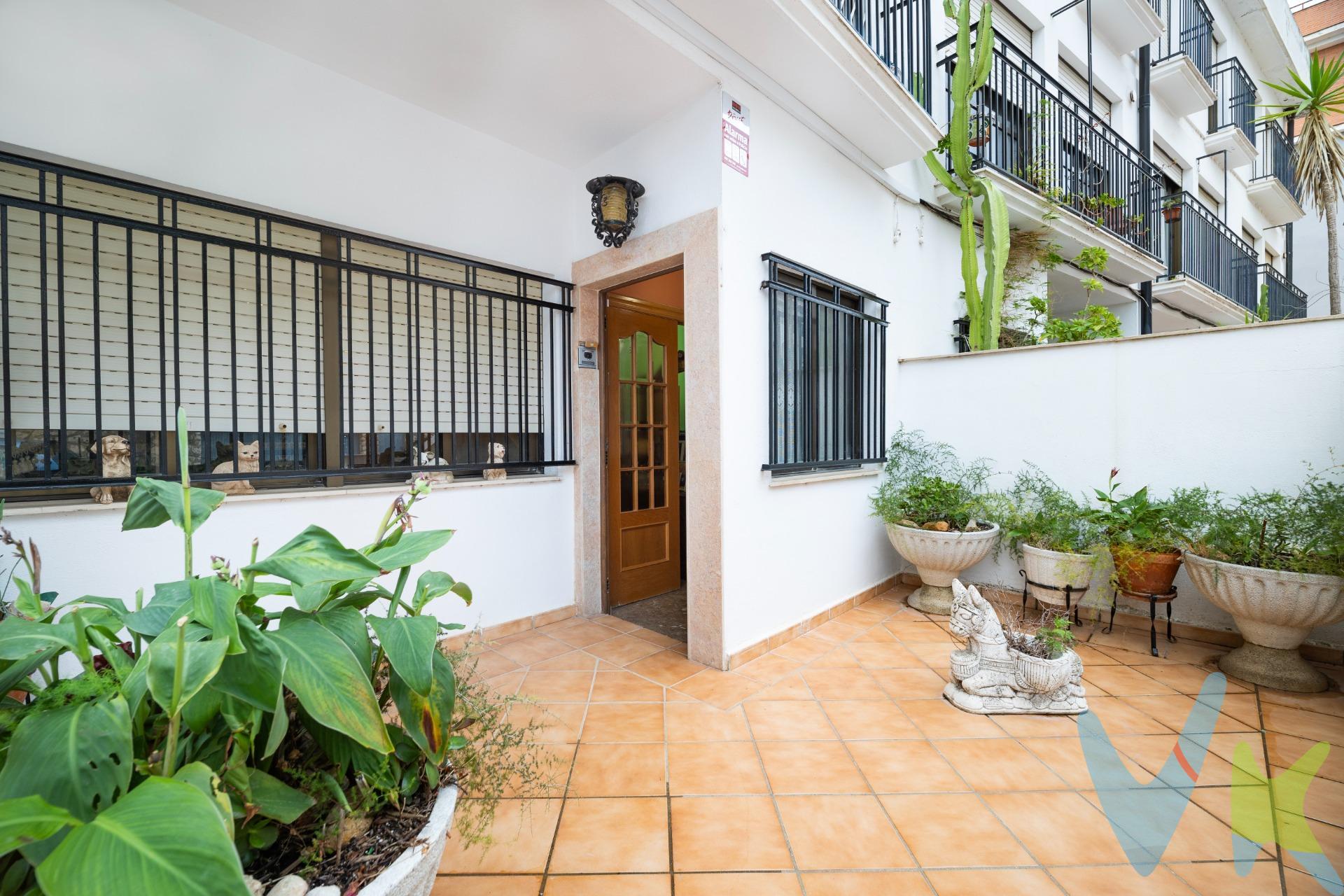 Se vende casa adosada en Buñol, ideal para familias o como inversión. La vivienda, distribuida en cuatro plantas más sótano, combina funcionalidad y comodidad. Además, cuenta con una amplia cochera independiente con gran capacidad. Planta baja: Incluye una práctica cocina, un dormitorio y un aseo, ideal para invitados o como área auxiliar. Primera planta: Destaca por un espacioso y luminoso salón-comedor, perfecto para reuniones familiares. Incluye una cocina independiente totalmente equipada y aseo. Segunda planta; Dos habitaciones dobles, cada una con baño en suite para mayor privacidad y confort. Tercera planta: Ofrece un espacio independiente que puede utilizarse como estudio o apartamento privado. Dispone de una cocina funcional, un baño completo y acceso a una pequeña terraza con bonitas vistas, perfecta para disfrutar de momentos al aire libre. La propiedad se complementa con un garaje en el sótano y una cochera independiente, ofreciendo amplias opciones de almacenamiento y estacionamiento. Ubicación privilegiada en Buñol, cercana a servicios y zonas de interés. ¡No pierdas la oportunidad de visitar esta fantástica casa!. La descripción del presente inmueble e imágenes tienen mero carácter informativo y en ningún caso carácter contractual, pudiendo ser modificados por la inmobiliaria comercializadora sin que ello implique responsabilidad alguna frente a terceros. En el precio de venta a público, esta propiedad NO incluye los gastos de adquisición (Notario, registro, gestión, honorarios, etc…). 