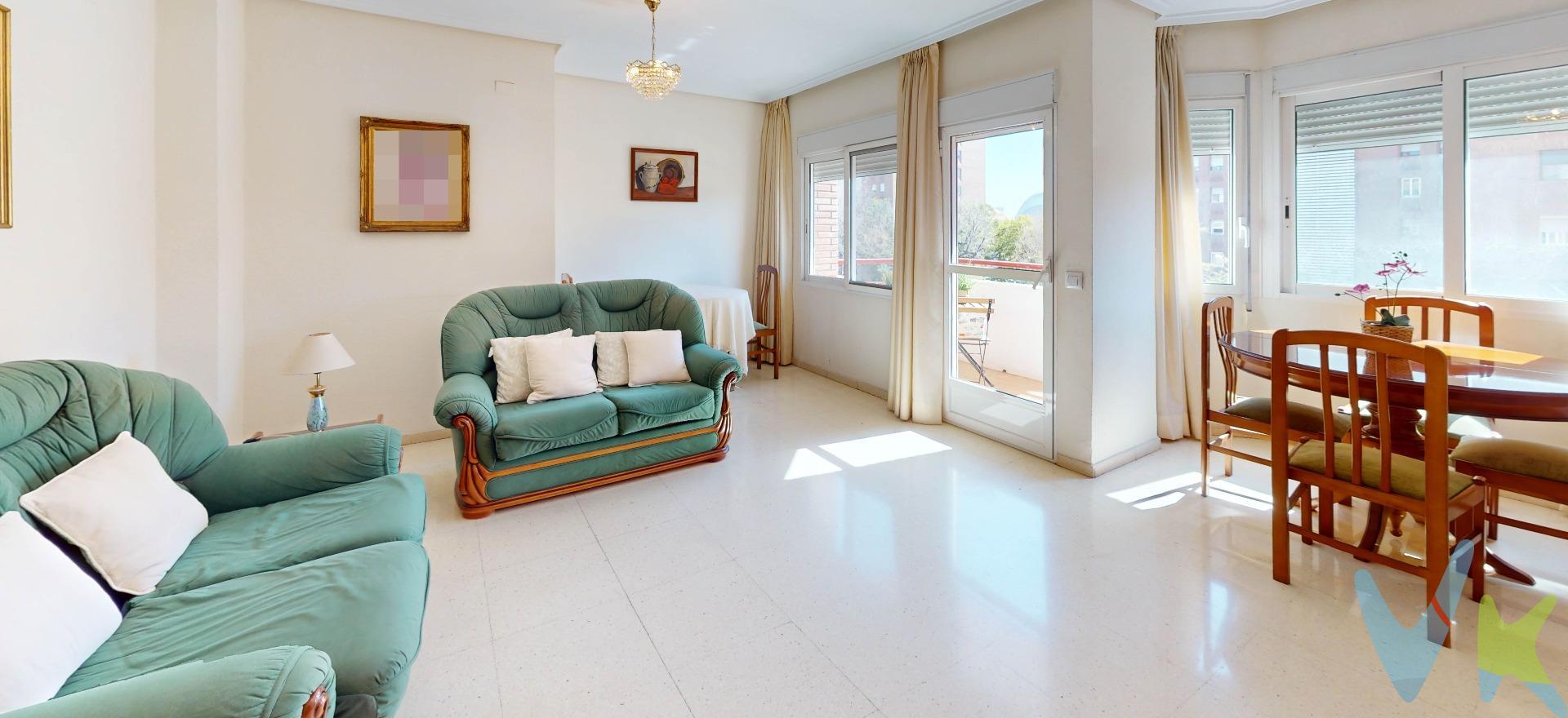 🏡 Amplia vivienda con vistas al río en Avenida de la Plata – 106,15 m². Te presentamos esta magnífica vivienda de 106,15 m² construidos, situada en una de las zonas con mayor proyección y crecimiento de la ciudad. Destaca por su excelente ubicación, amplitud de espacios y luminosidad, siendo una opción ideal tanto para quienes buscan una vivienda lista para habitar como para quienes desean diseñar su hogar a medida mediante una reforma. ✨ Distribución y características:. 🛏️ 2 amplias habitaciones dobles (anteriormente 3, con posibilidad de recuperar fácilmente la tercera estancia). 🛁 Baño completo de gran tamaño, cómodo y funcional. 🛋️ Salón espacioso y muy luminoso, con acceso directo a un agradable balcón. 🌞 Orientación sur-este, que garantiza luz natural durante gran parte del día. 🏡 Vivienda en buen estado de conservación, con gran potencial de redistribución y modernización. 🏢 Edificio bien mantenido y con buena comunidad de vecinos. 🌿 Entorno y ubicación privilegiada:. Ubicada junto al cauce del río, ideal para paseos, deporte y disfrutar de zonas verdes, y a escasos minutos de la Ciudad de las Ciencias, uno de los principales referentes culturales y arquitectónicos de la ciudad. 🚇 Excelente comunicación mediante metro Línea 10 y diversas líneas de autobús, facilitando el acceso al centro y a otros puntos clave. 🏗️ Situada muy próxima a la nueva zona de expansión vinculada al Roig Arena, lo que supone una gran oportunidad de inversión y revalorización futura. 🛍️ Rodeada de todo tipo de servicios: comercios, supermercados, centros educativos, sanitarios y zonas de ocio. Una vivienda con amplitud, ubicación estratégica y gran potencial, perfecta tanto como residencia habitual como inversión inmobiliaria. 📞 Contacta para más información o para concertar una visita. El precio no incluye gastos de notaría, gestoría y registro de la propiedad, que se concretarán según su arancel profesional; los impuestos aplicables, a determinar según su normativa específica; los gastos de financiación, en su caso; ni los gastos de agencia inmobiliaria en las condiciones que se pacten con ésta.