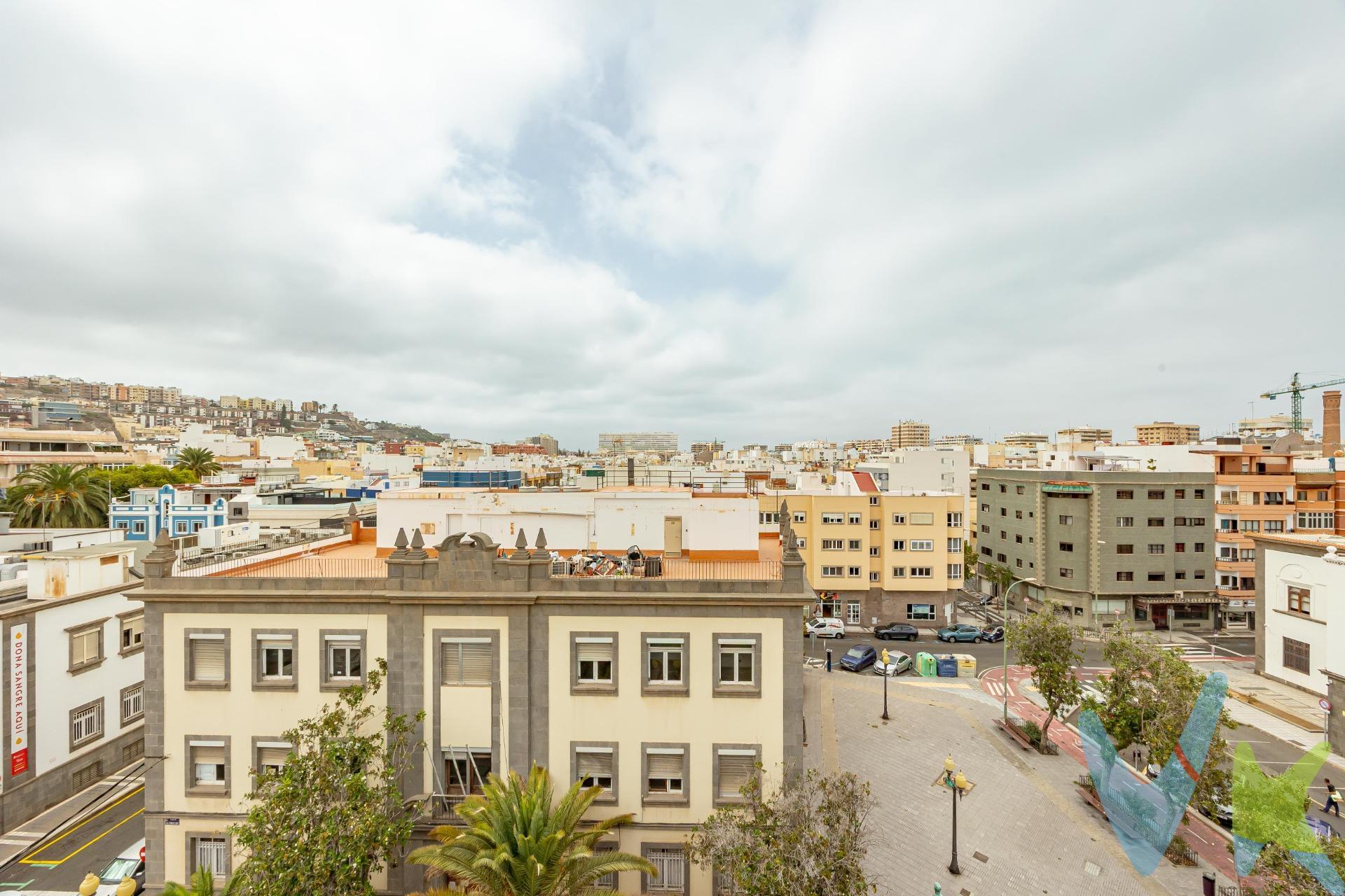 Vivir en el corazón vibrante de la ciudad.. Ubicado en la emblemática Plaza de la Concordia, este inmueble se sitúa en una de las zonas más demandadas por su fusión perfecta entre tranquilidad residencial y dinamismo urbano. Rodeada de cafeterías con encanto, boutiques exclusivas, y espacios culturales, esta ubicación ofrece un acceso privilegiado a una red de transporte público eficiente, centros educativos de alto nivel, y áreas verdes. La proximidad a servicios esenciales como supermercados, farmacias y centros de salud, convierte esta plaza en un epicentro de comodidad y calidad de vida. Un hogar lleno de posibilidades..Este piso no solo destaca por su emplazamiento, sino también por su versatilidad y amplitud interior, ideal tanto para familias como para inversores que buscan una propiedad con proyección. Al ingresar, te recibe un salón que invita a crear múltiples ambientes de descanso y reunión. A un lado, se extiende el área destinada a la cocina, con suficiente superficie para desarrollar un diseño funcional y de vanguardia, perfecto para quienes valoran los detalles en la vida diaria. El inmueble cuenta con cuatro dormitorios luminosos, capaces de adaptarse como habitaciones privadas, estudios creativos o zonas de teletrabajo. Sus dos baños aportan practicidad. . Espacios exteriores y valor añadido:. Uno de los grandes atractivos de esta propiedad son sus dos patios ingleses, que inyectan luz natural y aire fresco a los espacios interiores, además de ofrecer rincones perfectos para un jardín urbano, zona de lectura o desayunos al aire libre. Como complemento, la vivienda dispone de acceso a una azotea en zona comunitaria de uso privativo, un espacio extraordinario para disfrutar de las vistas del vecindario o para organizar encuentros sociales. Además, un trastero en la azotea proporciona ese espacio extra tan valorado para almacenaje, sin comprometer la organización del interior. Este piso representa una excelente oportunidad de transformación y revalorización. Ya sea para vivir con amplitud en una de las zonas más solicitadas o como inversión de alta demanda en el mercado inmobiliario, su estructura, ubicación y características lo convierten en una joya urbana con un sinfín de posibilidades. Descubre cómo podría verse tu nuevo hogar: las estancias amuebladas han sido creadas con tecnología de realidad virtual. El precio no incluye impuestos y gastos de la compraventa: Impuesto de Transmisiones Patrimoniales (6,5%), honorarios de Notario, Registro de la Propiedad y gestoría. La oferta se sujeta a errores, cambios de precio, omisión y/o retirada del mercado sin aviso previo.