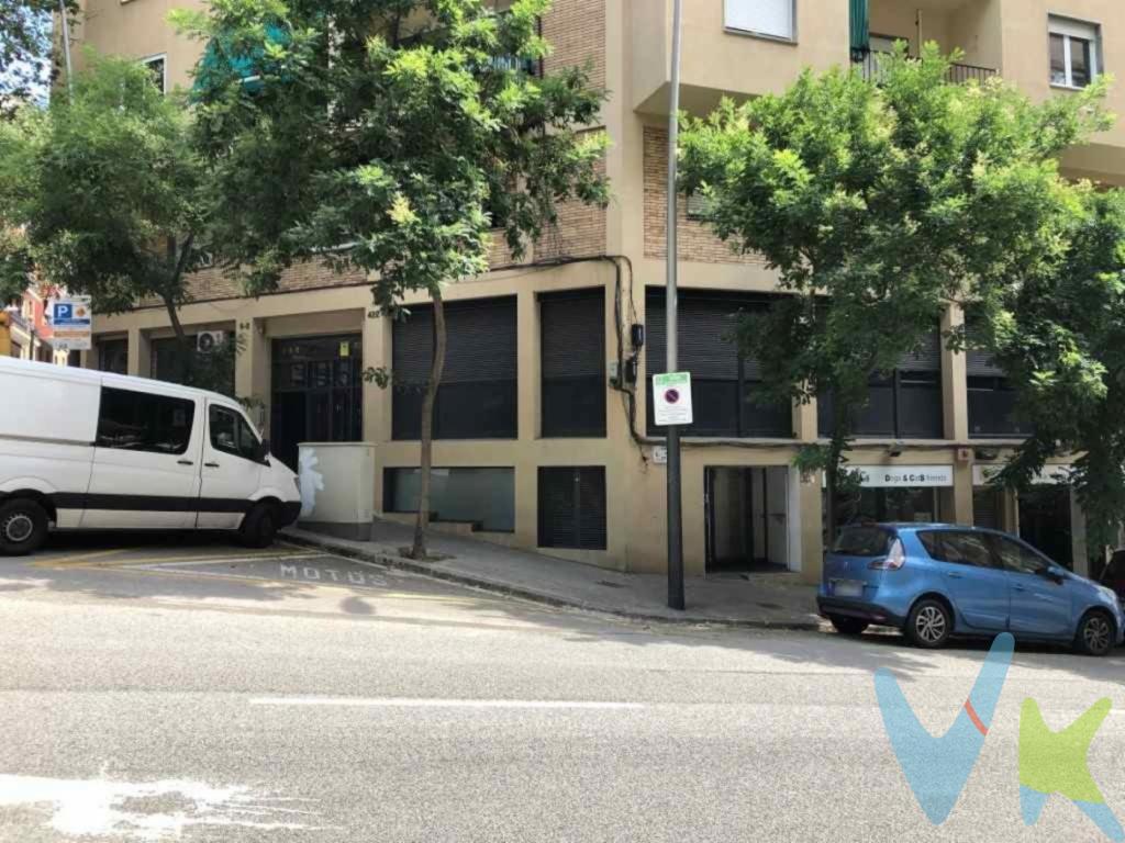 Local comercial en venta en el Baix Guinardó  Calle LepantLa zona Local situado en la calle Lepant, en el barrio del Baix Guinardó, una zona principalmente residencial con comercio de proximidad y actividad de barrio. Entorno tranquilo, con paso de vecinos durante todo el día y cercano a zonas verdes como los Jardins del Baix Guinardó y el Parque de las Aigües. Ubicación adecuada para negocios de atención al público, servicios o actividades profesionales.El edificio Edificio residencial del año 1959, bien integrado en la zona. Local a pie de calle, en esquina, ubicado en una curva con ligera pendiente, lo que genera un desnivel respecto a la calle.El local Local comercial a pie de calle, con una superficie construida de 138 m², distribuido en una sola planta.Cuenta con rampa interior de acceso, necesaria para salvar el desnivel con la calle, lo que mejora la accesibilidad. Dispone de tres aseos, uno de ellos adaptado para personas con movilidad reducida.El espacio principal es amplio y funcional, con altura de techos de aproximadamente 2,80 m en la mayor parte del local. Existe una zona central, situada a la izquierda de la rampa, donde la altura de techo desciende hasta aproximadamente 1,60 m, por lo que solo es apta como zona de almacenaje.El local se encuentra en buen estado general y ha albergado anteriormente:-Centro de atención odontológica para personas mayores-Tienda especializada en productos para huertos urbanosActividades adecuadas Por distribución y características, el local es adecuado para:-Comercio de barrio-Tienda especializada-Centro de servicios-Consulta profesional o sanitaria-Oficina con atención al público-Actividades formativas o de atención a personasNo es un local indicado para actividades que requieran grandes alturas en toda la superficie o una implantación totalmente diáfana sin zonas auxiliares.Comunicaciones-Metro L4  estación Alfons X-Autobús V21-Buen acceso rodado por Ronda del Guinardó y Túnel de la RoviraInformación económicaIBI: 844 EUR anualesHonorarios de compra 5 % del importe final de la compraventa + 21 % de IVA, a cargo del comprador.Gastos de adquisición Al precio de venta deberán añadirse los gastos correspondientes (ITP al tipo general del 10 % o IVA según proceda, notaría, registro y gestión).         