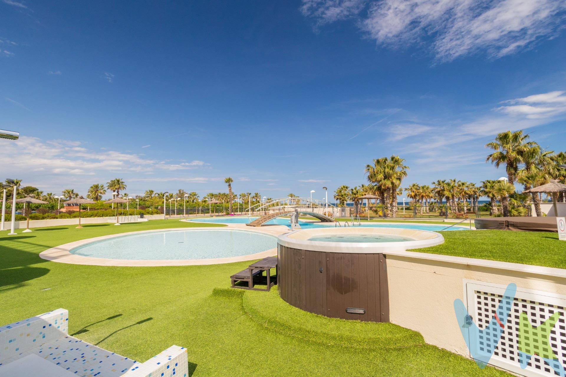 Exclusiva propiedad en PRIMERA LINEA DE PLAYA – Un enclave privilegiado junto a Marina d'Or y el Parque Natural del Desierto de las Palmas. Presentamos esta espectacular vivienda ubicada en un entorno inmejorable, en primera línea del mar Mediterráneo. Se trata de una propiedad de RECIENTE CONSTRUCCIÓN (año 2022), que combina DISEÑO MODERNO, acabados de altísima CALIDAD y una UBICACIÓN estratégica, ideal tanto para residencia habitual como para inversión. Situada en una zona emblemática y de gran proyección, esta propiedad se encuentra a escasos minutos de la reconocida ciudad vacacional Marina d'Or y del impresionante Parque Natural del Desierto de las Palmas, lo que permite disfrutar de la NATURALEZA, el MAR y una amplia oferta de OCIO durante todo el año. El complejo residencial ofrece excelentes prestaciones y zonas comunes pensadas para el bienestar de toda la familia. Dispone de varias PISCINAS para adultos y niños, jacuzzis, amplias ÁREAS INFANTILES, y un elegante salón social ideal para reuniones o celebraciones. Todo esto con accesos perfectamente comunicados y servicios a mano, que garantizan una vida cómoda y práctica. La vivienda destaca por su luminosidad, distribución eficiente y materiales de primerísima calidad, que reflejan un estilo contemporáneo y sofisticado. INCLUYE PLAZA DE APARCAMIENTO Y TRASTERO. Además, se trata de una excelente oportunidad de inversión, ya que se encuentra en una zona en pleno desarrollo urbanístico, con nuevas promociones previstas a entregar en los próximos 20 meses, lo que incrementará significativamente el valor de la propiedad. Una oportunidad única de adquirir una propiedad excepcional a un precio muy por debajo del valor de mercado. . Vive o invierte en un lugar donde el sol, el mar y la tranquilidad se convierten en parte de tu día a día. Conctactanos para más información! 🏡🏖🏞. La descripción y los datos del presente inmueble tienen carácter meramente informativo y en ningún caso contractual. En el precio de la vivienda no están incluidos los honorarios de agencia, gastos de compraventa y/o financiación. Por mandato expreso del propietario, comercializamos este inmueble en exclusiva compartida, lo que garantiza un servicio de calidad, un trato fácil y personalizado, una gran difusión en nuestras redes compartidas y sin interferencias de terceros. Por este motivo se ruega no molestar al propietario, a los ocupantes de la propiedad, a los vecinos o conserjes del edificio si los hubiera. . Si eres una agencia, llámanos colaboraremos contigo. Muchas gracias. 