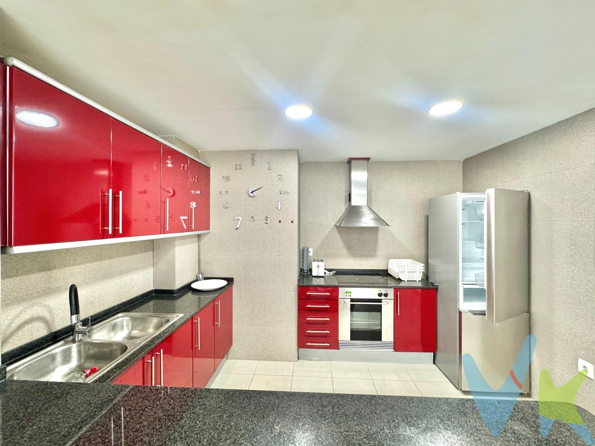 Descubre este encantador piso que destaca por su ambiente cálido y acogedor, bañado por la luz del sol durante todo el día. Su diseño actual y la reciente reforma lo convierten en una oportunidad única para entrar a vivir sin preocupaciones. Ubicado en una de las zonas más demandadas de Castellón, a un paso del emblemático Parque Ribalta y rodeado de todos los servicios que facilitan la vida diaria. La proximidad a la estación de tren y a la Universidad Rey Don Jaime lo convierte en una excelente opción tanto para quienes buscan su primer hogar como para inversores que desean alta rentabilidad en una zona con constante demanda de alquiler. Una vivienda con encanto, bien conectada, cómoda y con ese toque moderno que enamora desde la primera visita. 