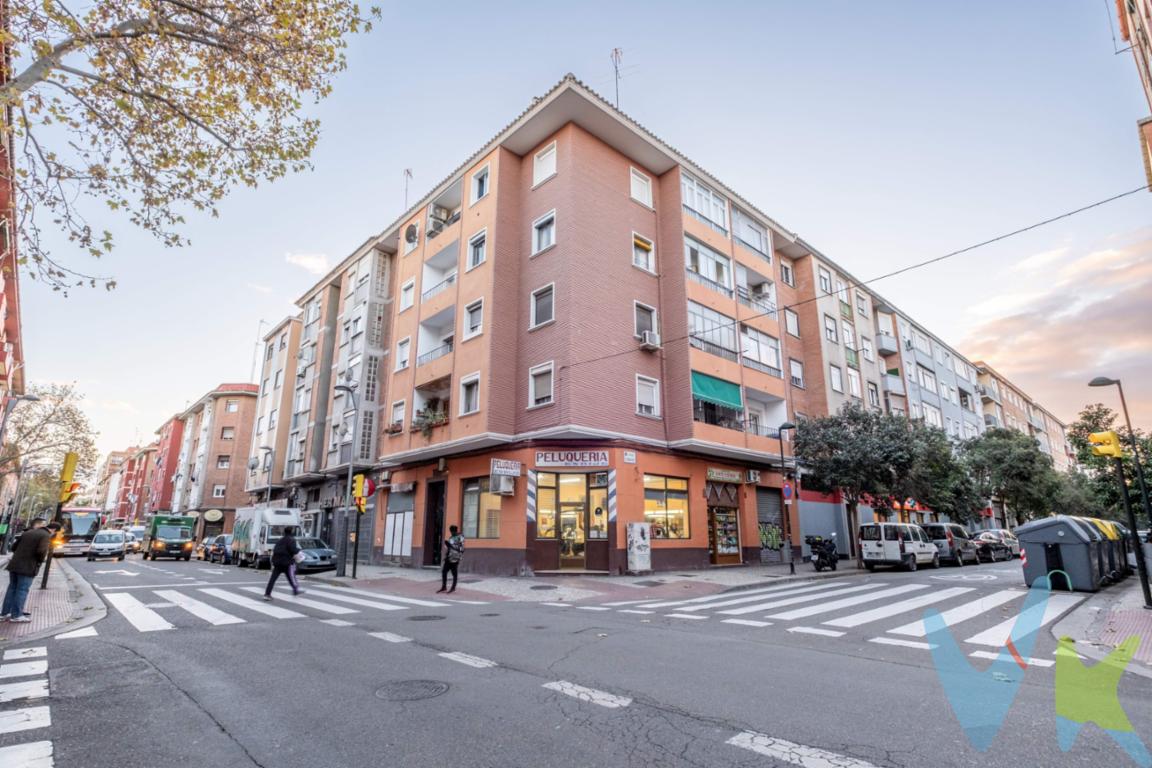 C/ Salvador Minguijón – Junto al centro de salud y el colegio público. Si buscas una inversión segura, con rentabilidad desde el primer día y en una zona con demanda constante, esta vivienda es para ti. Se vende exclusivamente para inversores, ya que cuenta con inquilino con renta de 400 €/mes, al corriente de pago. ✔ Por qué esta propiedad es una buena inversión. Ingresos garantizados desde el minuto uno. Inquilino estable y cumpliendo puntualmente. Piso totalmente exterior, luminoso y con buena distribución. 3 dormitorios y 1 baño, un tamaño muy demandado en la zona. 2ª planta sin ascensor. Muy pocos gastos de comunidad, lo que incrementa la rentabilidad. Actualmente existe una derrama de 54 € destinada al arreglo de una bajante (mejora ya en proceso). Ubicación estratégica en Las Fuentes, junto a servicios clave: centro de salud, colegio, comercios y transporte. Una zona con alta ocupación y perfil de inquilino estable. Una inversión sencilla, rentable y en un barrio consolidado. ¿Quieres ampliar información o recibir los números completos?. ._______________________________________________________________________________. ℹ️ El precio de venta no incluye los honorarios de agencia por el servicio de gestión, asesoramiento y formalización del proceso de compra, que serán asumidos por el comprador. La reserva del inmueble solo se producirá tras la aceptación expresa de una propuesta por parte del vendedor. El precio publicado no incluye impuestos ni gastos derivados de la compraventa e inscripción.