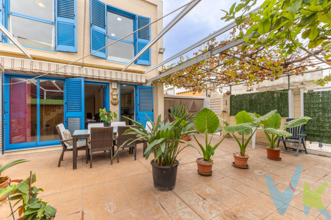 Se ofrece este estupendo adosado esquinero de tres plantas en Almenara playa, ubicado en una zona tranquila y a solo 5 minutos andando de la playa. ¡Una vivienda ideal para disfrutar de comodidad, espacio y cercanía al mar!La vivienda se distribuye en:· Gran terraza con paellero, ideal para reuniones familiares, comidas al aire libre y momentos de relax.· Cocina amplia, perfecta para el día a día.· 2 baños completos, funcionales y bien distribuidos.· Balcones en varias estancias, aportando luz natural y ventilación.· 3 habitaciones amplias y luminosas.  Un adosado que combina ubicación, amplitud y comodidad, perfecto tanto como vivienda habitual como para disfrutar de temporadas cerca del mar.¡No dejes pasar esta oportunidad y ven a verlo!