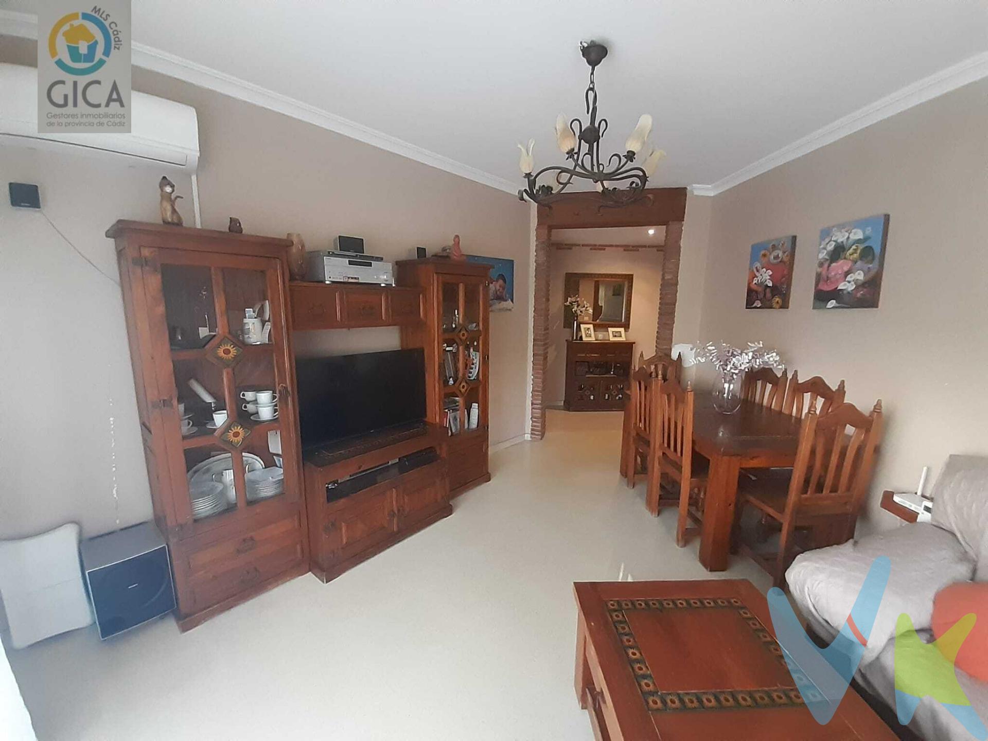 !Bienvenidos a su nuevo hogar en Algeciras! Este piso espacioso y lleno de luz, situado en la tranquila urbanización de San Bernabé, es el lugar ideal para aquellos que buscan confort y calidad de vida. La orientación suroeste garantiza abundante luz natural durante gran parte del día. El inmueble cuenta con cuatro habitaciones: dos sencillas perfectas como cuartos infantiles o espacios laborales; además hay una habitación doble muy acogedora donde podrán descansar plácidamente después de un largo día. A tener en cuenta: una de las habitaciones anteriormente era un baño. Aun conserva las tomas de agua por lo que fácilmente podría volver a serlo. . El baño está completamente equipado así que pueden mudarse sin preocuparse por reformas innecesarias; simplemente traigan sus maletas e instálense cómodamente desde el primer momento. Para mayor conveniencia también dispone de estacionamiento privado lo cual facilitará las tareas diarias evitando preocupaciones sobre dónde dejar el coche tras regresar a casa. Además, esta maravillosa comunidad ofrece acceso a piscina para esos días soleados cuando deseen relajarse sin salir lejos—¡un lujo al alcance suyo!. Idealmente ubicado cerca servicios esenciales como supermercados y transporte público hace aún más atractiva esta propiedad única. ¡No pierdan la oportunidad! Contáctenos hoy mismo!. . Informamos a nuestros clientes que los gastos de notaría, registro, gestoría, impuestos y los honorarios de la agencia .  NO están incluidos en el precio. A su vez, disponemos del documento informativo abreviado de la propiedad (según decreto 218/2005, del 11 de octubre) y de seguro de caución, para la protección del dinero entregado como señal para la reserva de una vivienda. Por mandato expreso del propietario, comercializamos este inmueble en exclusiva, lo que le garantiza el acceso a toda la información, a un servicio de calidad, un trato fácil, sencillo y sin interferencias de terceros. Por este motivo, se ruega no molestar al propietario, a los ocupantes de la propiedad o a los vecinos. Muchas gracias por su comprensión. 