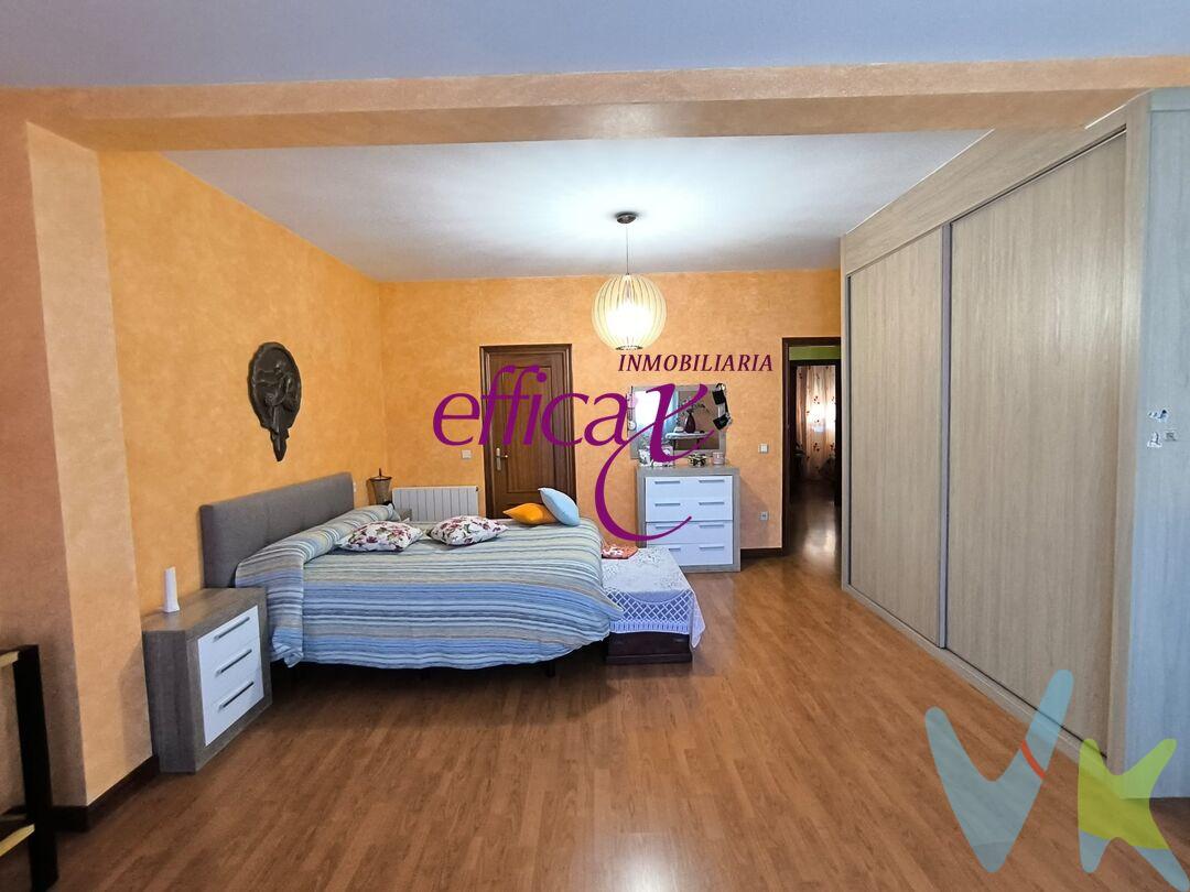 LA CASA DONDE TU FAMILIA TENDRÁ EL ESPACIO QUE SIEMPRE HA SOÑADO
¿Cuántas veces has pensado que tu vivienda se ha quedado pequeña? ¿Qué te gustaría que tus hijos tuvieran más espacio para jugar, que cada miembro de la familia disfrutara de su propia habitación o que por fin pudieras teletrabajar sin ocupar media mesa del salón?
Este chalet pareado está pensado precisamente para quienes buscan dar un paso adelante en calidad de vida.
Situado en una tranquila urbanización, combina la paz de vivir fuera del ruido y el estrés de la ciudad con la comodidad de tener todos los servicios a pocos minutos.
Desde que llegas, su amplio patio delantero te da la bienvenida, ofreciéndote espacio, comodidad y la tranquilidad de saber que aparcar nunca volverá a ser un problema. Además, cuenta con un gran garaje con capacidad para dos vehículos, algo cada vez más difícil de encontrar.
Al entrar en la vivienda descubrirás un amplio y luminoso salón-comedor, el auténtico corazón de la casa, donde celebrar reuniones familiares, cenas con amigos o simplemente disfrutar de esos momentos cotidianos que terminan convirtiéndose en los mejores recuerdos.
La planta baja ofrece una ventaja que muchas familias buscan y pocas viviendas tienen: una habitación adicional que actualmente funciona como despacho, perfecta para teletrabajar, crear una zona de estudio o incluso disponer de un dormitorio en planta baja para invitados o familiares. Todo ello acompañado de un baño completo con plato de ducha.
La cocina, práctica y funcional, dispone de despensa y acceso directo a un acogedor porche cerrado trasero, un espacio extra que multiplica las posibilidades de la vivienda y conecta con el amplio garaje. Sobre él encontrarás una estancia adicional ideal como trastero, sala de juegos, gimnasio, zona de almacenaje o cualquier proyecto que tengas en mente.
En la planta superior te esperan cuatro dormitorios donde cada miembro de la familia podrá disfrutar de su propio espacio. Destaca especialmente el dormitorio principal por sus grandes dimensiones y acceso directo al baño, convirtiéndose en un auténtico refugio privado para desconectar al final del día.
Pero la vivienda no termina en sus paredes.
La urbanización cuenta con piscina comunitaria y pista de tenis, para que los fines de semana se parezcan más a unas vacaciones que a una rutina.
Y todo ello en una ubicación privilegiada: la tranquilidad de un pueblo donde aún se puede vivir sin prisas, con Torrijos a pocos minutos para disponer de supermercados, colegios, institutos, centro médico, estación de tren y estación de autobuses. Además, Toledo se encuentra a solo 20 minutos y Madrid a aproximadamente una hora.
Porque hay casas donde vivir...
Y hay casas donde crear recuerdos, ver crecer a tus hijos, celebrar momentos especiales y construir el hogar que siempre has imaginado.
Esta es una de ellas.
Ven a visitarla. Las fotografías pueden mostrar una vivienda, pero solo cuando la recorras descubrirás todo lo que puede llegar a ofrecerte.
La compra de este inmueble conlleva un servicio de formalización y gestión de la compraventa para el comprador, cuyo coste no está incluido en el precio publicado.
Se le informará de todos los gastos asociados a la compraventa antes de la reserva para que usted compre con la máxima seguridad, tranquilidad y transparencia.