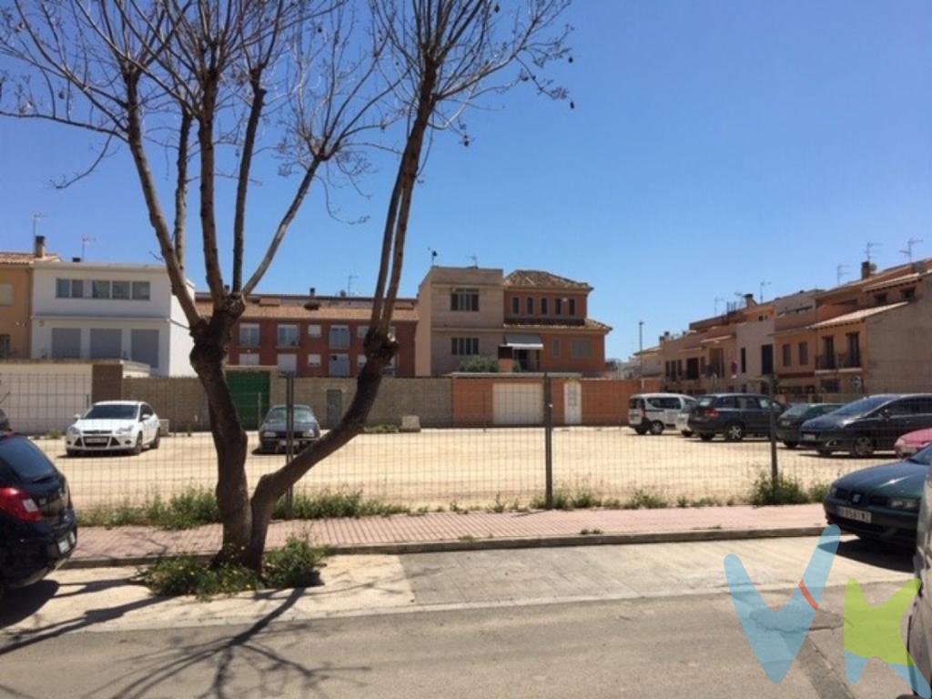 Solar en Museros en la Zona de la Escoleta, 338 metros cuadrados de parcela, fachada de 12,30 metros aproximadamente y profundidad de 26 metros. Es la esquina de la manzana, teniendo su fachada principal a la calle Massamagrell, desde la cual se accede a un patio delantero de 36 metros cuadrados aproximadamente (12,30x3). A continuación la zona de que ocupa la edificación de la casa, la cual dispondrá de una superficie máxima por planta baja de 148 metros aproximadamente (12,30x12). A continuación de la edificación terraza descubierta en planta baja de una superficie mínima de 68 metros cuadrados aproximados (12,30x5,5) y ya para finalizar una zona trasera que tendrá que ser destinada en parte a aparcamiento o bien a mas terraza descubierta, siendo esta zona de una superficie de 68 metros cuadrados aproximados (12,30x5,5) esta parte trasera tiene acceso de vehículos y personas por calle que solo se permite su transito para acceder a garajes. Esta permitida la construcción de sótano en toda la superficie de la parcela y en cuanto a la edificación central planta baja, primera altura y buhardilla.  Al tratarse un solar de pirimara transmisión, la compra está sujeta a IVA. Este inmueble se comercializa en exclusiva por nuestra inmobiliaria. para cualquier consulta sobre el precio, caracteristicas o detalles del solar, el interesado deberá ponerse en contcto directamente con nosotros, donde estaremos encantados de informar, sin ningún compromiso.  