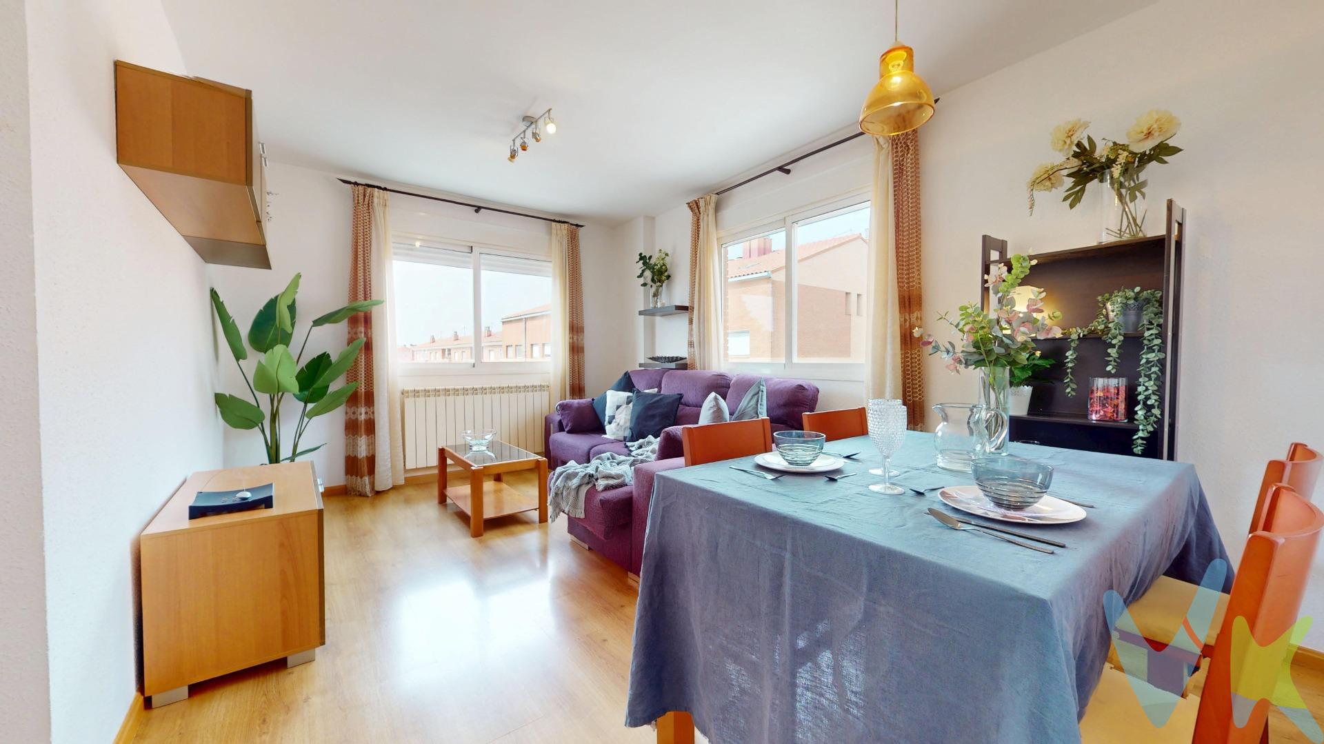 🏡 Piso en venta en La Puebla de Alfindén, calle Río Piedra. Descubre este luminoso piso ubicado en una zona tranquila y bien comunicada, a tan solo 20 minutos de Zaragoza. Una vivienda cómoda y funcional, ideal para familias, como primera residencia o para inversión. ✨ Dispone de tres dormitorios amplios y versátiles, salón de 18 m² perfecto para disfrutar en familia o con amigos, cocina independiente con salida directa a una práctica galería, ideal para zona de lavado, baño de casi 5 m², espacioso y confortable. 🚗 Además, la vivienda se completa con plaza de garaje y trastero, para disfrutar de mayor comodidad y espacio de almacenamiento. 🏢 La finca cuenta con ascensor, lo que garantiza accesibilidad en el día a día. Aire acondicionado por conductos. 🌿 Ubicación y entorno: La Puebla de Alfindén es un municipio con todos los servicios: colegios, comercios, instalaciones deportivas y centro de salud. Dispone de transporte público con varias franjas horarias, lo que facilita la conexión con Zaragoza de forma rápida y cómoda. Una oportunidad de vivir en un entorno tranquilo, con calidad de vida, pero sin renunciar a la cercanía de la ciudad.