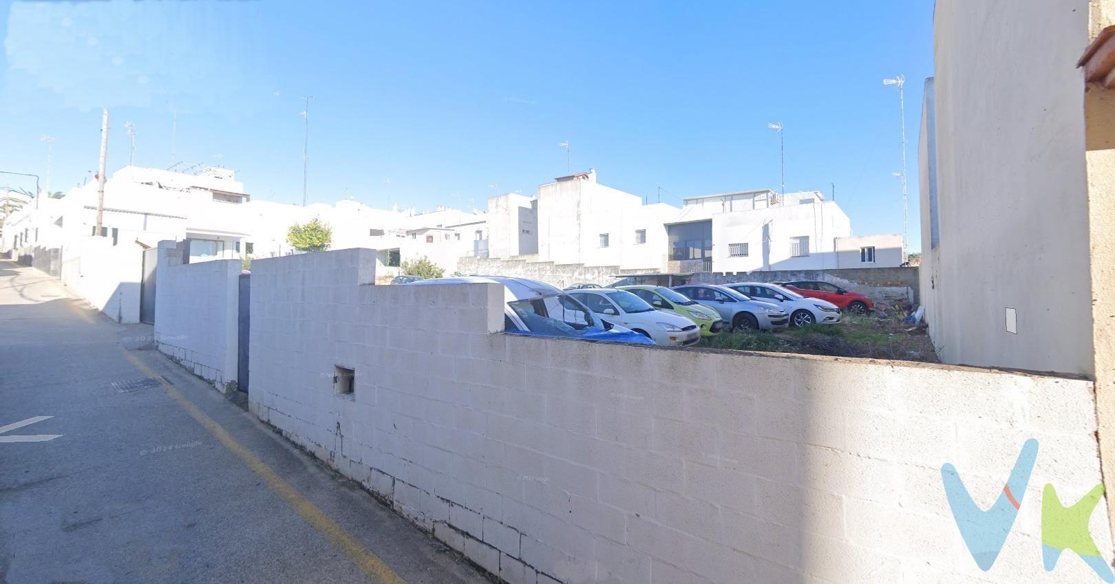 Descubra una joya inmobiliaria que redefine el concepto de inversión. Esta espectacular parcela urbana, con un generoso total de 746 metros cuadrados, se encuentra ubicada en una zona estratégica caracterizada por su creciente demanda y desarrollo urbano. Planificada para la construcción de hasta 19 exclusivas viviendas, esta propiedad no solo representa una oportunidad única para inversores visionarios sino también un valioso aporte al crecimiento habitacional local. Su privilegiada ubicación garantiza fácil acceso a servicios esenciales como transporte público eficiente, prestigiosas escuelas y selectos comercios que realzan aún más su atractivo tanto para posibles compradores como inquilinos exigentes. Con cada vez mayor interés en este área prometedora, asegúrese de formar parte del futuro urbanístico; comuníquese con nosotros hoy mismo y explore las infinitas posibilidades que ofrece esta increíble oferta. Comercializamos este inmueble en exclusiva, lo que le garantiza el acceso a toda la información y un servicio de calidad único y personalizado. En cumplimiento del Decreto de la Junta de Andalucía 218/2005 del 11 de Octubre, se informa al cliente que los gastos notariales, registrales, ITP y otros gastos inherentes a la compraventa no están incluidos en el precio. Igualmente disponemos del Documento Informativo Abreviado de la Propiedad (D.I.A) , y de un Seguro de Caución para garantizar las cantidades entregadas a nuestra Agencia en concepto de Reserva y/o Arras.