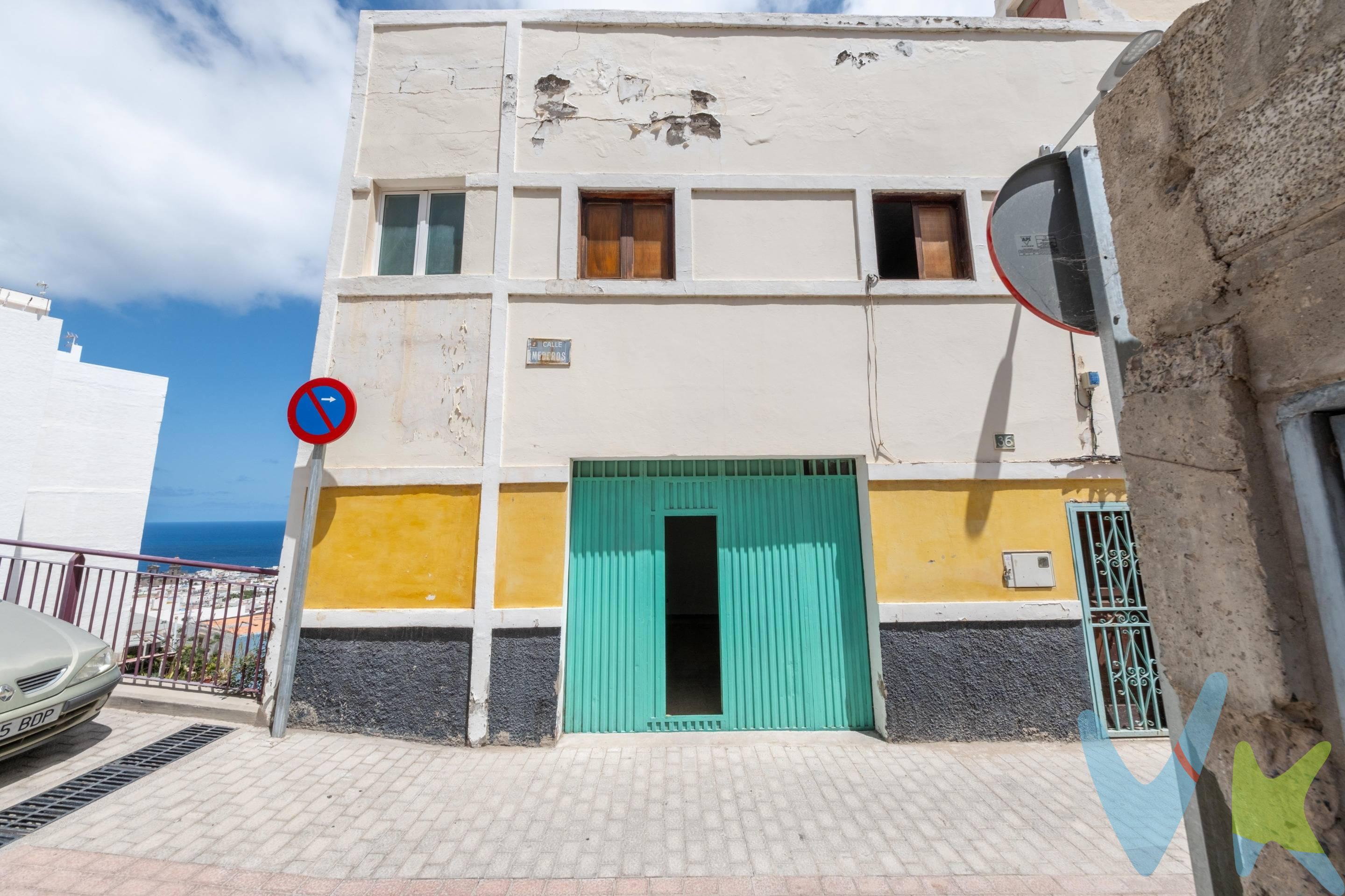 Una propiedad con muchísimo potencial en el barrio de San Juan, especialmente interesante para quienes buscan crear una vivienda a su medida o una oportunidad de inversión con diferentes posibilidades. Se trata de una casa terrera situada en esquina, una característica que le aporta mayor luminosidad y posibilidades a la hora de plantear una reforma. La propiedad necesita una reforma integral, pero cuenta con elementos muy difíciles de encontrar en esta zona. Uno de sus grandes atractivos es su garaje privado de aproximadamente 30 m², un auténtico valor añadido en un barrio donde disponer de aparcamiento propio resulta especialmente complicado. La vivienda cuenta además con una amplia terraza en la azotea, desde la que se disfrutan fantásticas vistas al mar y a la ciudad, un espacio con enorme potencial para crear una zona exterior de ocio, comedor, solárium o chill out. Pero, sin duda, una de las características que hace especialmente interesante esta propiedad es que está compuesta por dos fincas independientes, lo que permite plantear la reforma como dos viviendas diferenciadas, ofreciendo múltiples alternativas: destinar una a vivienda propia y alquilar la otra, mantener ambas como inversión o incluso venderlas por separado una vez realizada la correspondiente reforma y siempre que se cumplan los requisitos legales y urbanísticos necesarios. Una propiedad para quien sepa ver más allá de su estado actual y valore las posibilidades que ofrecen su ubicación en esquina, el garaje, la gran azotea con vistas al mar y la posibilidad de disponer de dos unidades independientes. Si buscas un proyecto de reforma con carácter y múltiples opciones de aprovechamiento en San Juan, ven a conocerla y descubre todo su potencial.