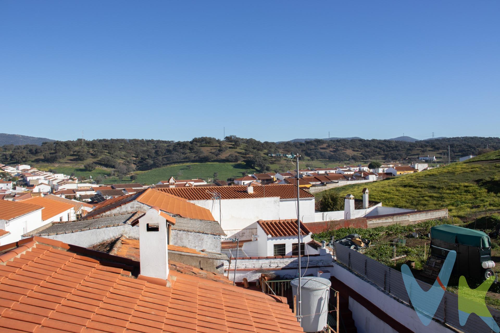 Situada en La Sierra Norte de Sevilla, pueblo de gran interés turístico por sus iglesias, capillas, miradores..y por su gastronomía, como el guarrito frito y el caldillo. La vivienda dispone de 114m2 construidos distribuidos en dos plantas, con preciosas vistas hacia la Sierra. En planta baja nos encontramos con el salón, de paso, muy cómodo. La cocina es independiente y se encuentra amueblada, dispone de alacena, con acceso a patio donde hay un práctico aseo. En la primera planta nos encontramos con tres dormitorios exteriores, el principal con dos amplios ventanales y armario empotrado y un baño completo, con bañera. Desde esta planta accedemos a la azotea con estupendas vistas sobre la sierra, en ella hay una zona abuhardillada, en bruto, perfecta como trastero. Las ventanas son de aluminio, las puertas de madera y el suelo de gres. Exterior y muy luminosa, muy bien conservada, y con excelente situación. Ideal como segunda residencia, para fines de semana, puentes, festivos...No dude en solicitar más información!!!!. . Informamos a nuestros clientes compradores que el precio de venta no incluye lo siguiente: Honorarios de la agencia inmobiliaria, Impuestos (I.T.P., I.V.A. o A.J.D., en su caso) ni otros gastos de la compraventa (gastos de Registro de la Propiedad, Notaría, Gestoría ni de posible Financiación). Documento D.I.A. a disposición del consumidor según Decreto 218/2005 Junta de Andalucía. . . 