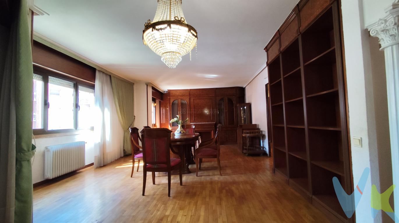 Vivienda  de cuatro dormitorios con terraza en el centro de Logroño, Junto a Gran Vía.Ascensor. Orientación Norte - sur. Cocina equipada. Calefacción central. Suelos de parquet y gres. Carpintería exterior en madera con climalit e interior de madera. Exterior. Todos los servicios en el entorno.