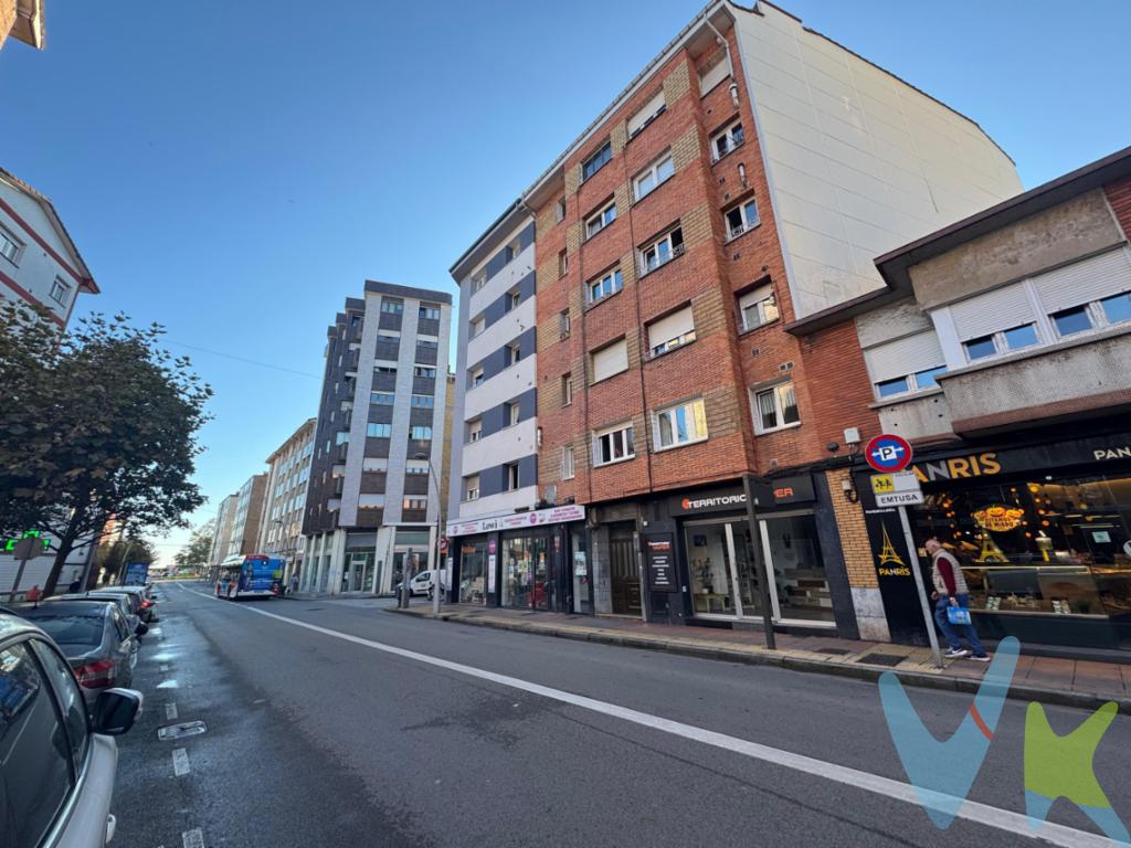  Apartamento en venta en la encantadora ciudad de Gijón, situado en el barrio de La Calzada. Este inmueble es una oportunidad única para aquellos que buscan un espacio acogedor y bien ubicado en una de las áreas más demandadas de la ciudad.Ubicado en la tercera planta de un edificio sin ascensor ,La luminosidad es una de las características más destacadas, ya que gracias a su orientación disfruta de luz natural durante gran parte del día, lo que aporta una calidez especial a cada estancia.El piso cuenta con dos amplias habitaciones, ideales para descanso y privacidad. La distribución interna está pensada para optimizar el espacio y ofrecer un ambiente acogedor. Las habitaciones ofrecen espacio suficiente para camas de matrimonio o individuales, así como para incluir armarios de buen tamaño, garantizando así un almacenamiento adecuado.El salón es el corazón de la vivienda, con vistas AL MAR, proporciona un espacio versátil para reuniones familiares o para disfrutar de momentos de relax. La cocina, adyacente, está completamente equipada y lista para el uso diario, lo que hará que preparar tus comidas favoritas sea un placer. Además, el diseño permite una circulación fluida entre las diferentes zonas del apartamento.La ubicación del piso es otro de sus grandes atractivos. La Calzada es un barrio tranquilo y bien conectado, donde encontrarás todos los servicios necesarios para el día a día. Desde supermercados hasta centros de salud, pasando por colegios y zonas de ocio, todo está a un paso. A escasa distancia se encuentra una amplia oferta de tiendas y restaurantes, brindando diversas opciones para el tiempo libre y la gastronomía.En términos de movilidad, este apartamento está excelentemente comunicado. Las cercanías de la estación de trenes ofrecen una conexión rápida y efectiva con otras partes de la ciudad y alrededores. Asimismo, varias líneas de autobús pasan cerca del inmueble, proporcionando una alternativa adicional de transporte público que facilita el acceso al centro de Gijón y otros puntos de interés.No dejes pasar la oportunidad de visitar este encantador apartamento. Estamos a tu disposición para organizar una visita cuando lo desees y resolver cualquier duda que puedas tener. Este inmueble promete ser una de esas ofertas que no permanecen mucho tiempo en el mercado. Descubre todo lo que este céntrico y luminoso piso en La Calzada, Gijón, tiene para ofrecerte, y empieza a imaginar tu vida en él, para reformar a tu gusto.  