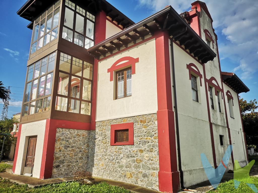 ¿Estás buscando una casa especial para tu nuevo hogar? ¿No te convencen las viviendas convencionales? Esta magnífica y cuidada propiedad de estilo Art Decó data del año 1927, erigida sobre una finca de más de 1.500 m2. Se encuentra en el municipio de Bárcena de Cicero, en el Bº San Pelayo. Bárcena de Cicero es un municipio de la costa oriental cántabra, con perfectas comunicaciones y que dispone de todos los servicios. Los 380 m2 útiles que tiene la vivienda aproximadamente se distribuyen en tres plantas. La planta sótano dispone de 140 m2 distribuidos en 4 amplias estancias, actualmente prácticamente no están utilizadas, pero tienen múltiples posibilidades: txoco, bodega, cuarto de lavandería, trastero, despensa, cuarto de herramientas... tras subir una pequeña escalinata nos encontramos con una amplia terraza / solarium de unos 30 m2 por la que accedemos a la planta baja; en ella nos encontramos con un espacioso hall de entrada, cocina independiente, cuarto de baño completo y con ventana, galería / mirador acristalado, amplio salón de más de 26 m2, dos dormitorios. Ya en primera planta tenemos los otros tres luminosos y amplios dormitorios, dos de ellos con salida a un pequeño balcón y el tercero a otra galería/ mirador y otro cuarto de baño. Remata esta magnífica casa un gran jardín de más de 1500 m2 que será sin duda la delicia de toda la familia, será sin duda escenario de agradables reuniones familiares y con amigos.... hay espacio suficiente para que lo niños puedan corres y jugar a sus anchas, espacio para mascotas si se desea, para crearte tu propio huerto... ¡¡un sin fin de posibilidades!! Bárcena de Cicero es un municipio de la costa oriental cántabra que dispone de todos los servicios, cerca del mar y de la montaña, goza de unas comunicaciones excelentes dado a su comunicación con la autovía A-8 y al apeadero de FEVE del que dispone el municipio. Se localiza a tan sólo 5 min de la localidad marinera de Santoña y a 8 km de Laredo y sus conocida playa Salvé. ¡¡Llámanos nosotros te la enseñamos!! Impuestos, gastos notariales y registrales NO INCLUIDOS