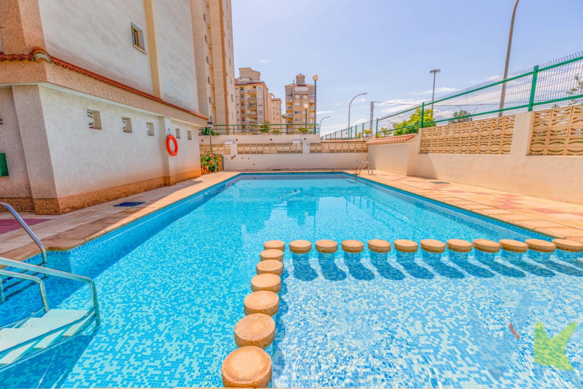 ¡Excelente oportunidad! Este apartamento en Playa de Gandia se encuentra en una de las zonas más solicitadas, el Paseo Rosa de los Vientos, y es ideal tanto para disfrutar en verano como para vivir todo el año.La propiedad, en excelente estado, cuenta con:3 amplias habitaciones dobles, todas exteriores, luminosas, con ventiladores de techo y armarios empotrados.2 baños completos, uno de ellos con una moderna mampara de cristal.Cocina equipada y bien cuidada, con electrodomésticos.Salón-comedor espacioso con acceso a una terraza de 6 m² que ofrece vistas despejadas al paseo.Extras y comodidades:Aire acondicionadoAscensorPiscina comunitariaBalcón y galeríaMuy luminoso, con orientación este-oesteSuelo de terrazo y carpintería exterior de aluminioUbicado a solo 5 minutos a pie de la playa, en una zona céntrica y bien comunicada, con todos los servicios cercanos: transporte público, zonas infantiles, y comercios.¡Una oportunidad que no puedes dejar pasar!