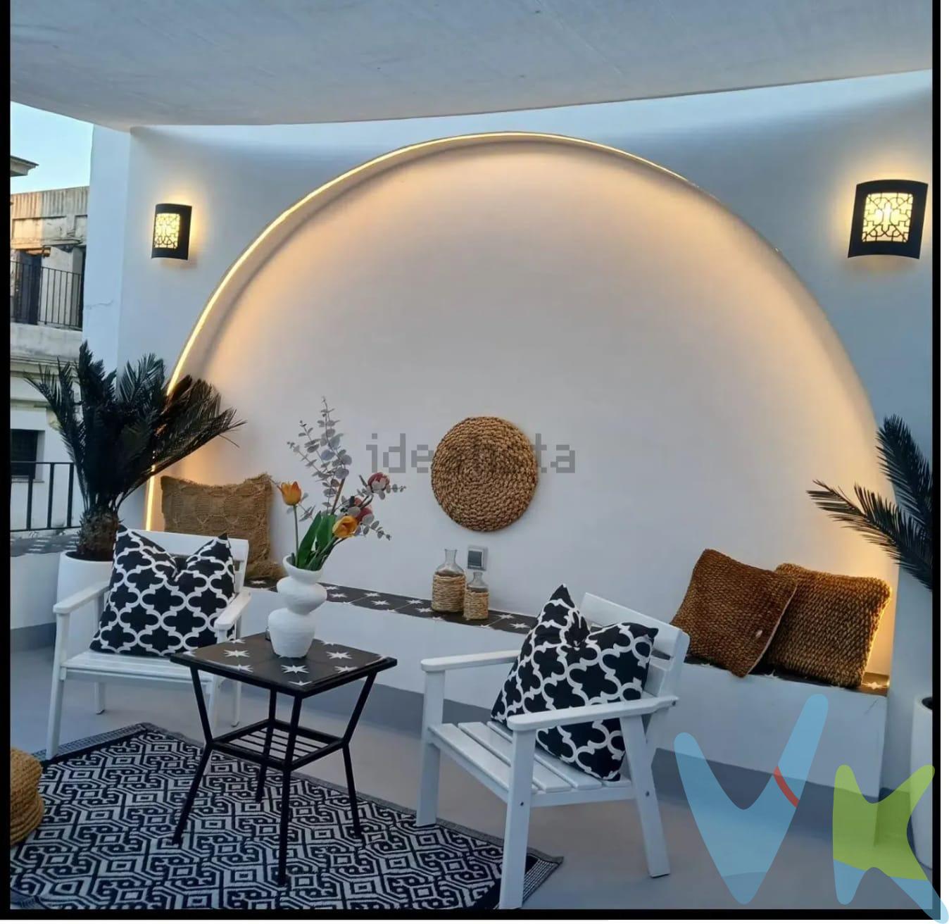 Apartamento Reformado con Terraza Privada en el Barrio del Pópulo, Cádiz. Vivienda totalmente renovada y amueblada en la mejor zona del centro histórico, justo frente a la Casa del Almirante. La actual restauración de este emblemático edificio asegura una gran revalorización de la zona a corto plazo. Se encuentra en una finca clásica muy tranquila, con solo tres vecinos en total. Detalles de la vivienda:. - El Apartamento (55 m²): Salón con balcón exterior y cocina office, un dormitorio y un baño completo. Muy silencioso gracias a sus ventanas Climalit. Cuenta con aire acondicionado nuevo. (Acceso cómodo con solo 39 escalones). - Terraza Privativa (20 m²): Situada en la planta superior (a 18 escalones del piso), cuenta con un espacio al aire libre ideal, un segundo baño (zona de colada con lavadora y termo) y un trastero. Todo es privado y consta en las escrituras. ¡Una oportunidad única, lista para entrar a vivir o para invertir! Contáctanos para más información o para concertar una visita.