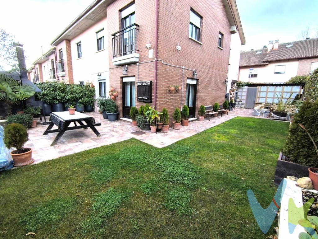 Chalet adosado en esquina, de 4 dormitorios y con muchas mejoras.150 m2 de jardín con estanque, caseta para la herramienta, merendero y barbacoa.Con césped natural y muchas plantas.En la planta baja: garaje, salón, cocina oficce y aseo.Primera planta: 4 dormitorios y dos baños, uno de ellos, en suite.Con cédula de habitabilidad y población incluida en el Plan Revive. 