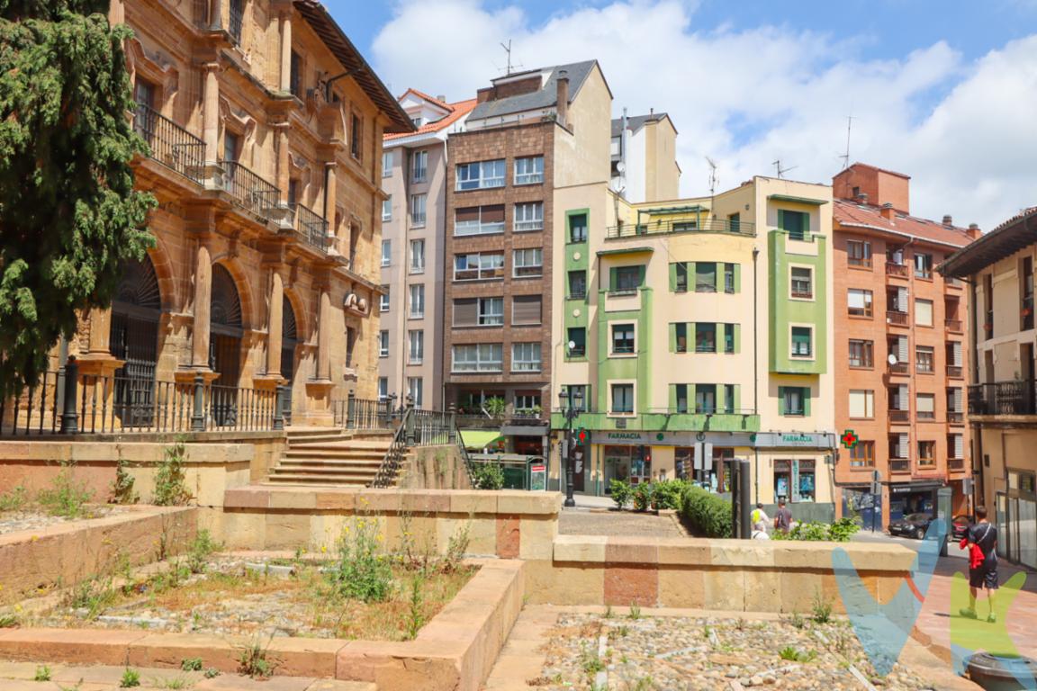 ¡AMPLIA TERRAZA DE 53 M² EN PLENO CENTRO DE OVIEDO!Si busca una vivienda céntrica, espaciosa, muy luminosa y con una gran terraza privada, esta puede ser la oportunidad que estaba esperando. Situada junto al casco histórico de Oviedo y a escasos minutos caminando de la Catedral, el Ayuntamiento, el Mercado El Fontán, el Teatro Campoamor y el Parque de San Francisco.Ponemos a la venta esta magnífica vivienda de 109 m² construidos, exterior y orientada al sureste. Una propiedad que combina amplitud, excelente ubicación, plaza de garaje, trastero y una espectacular terraza privada de 53 m², algo muy difícil de encontrar en el centro de la ciudad.Además, cuenta con una excelente conexión de entrada y salida de Oviedo, con rápido acceso a las principales autovías y autopistas en todas direcciones.La vivienda se distribuye en un amplio salón-comedor con gran ventanal y vistas al Monasterio de San Pelayo, espaciosa cocina independiente con salida a una terraza exterior, tres dormitorios, baño completo y aseo, con posibilidad de instalar fácilmente un plato de ducha.Dispone además de despensa y armario empotrado en el pasillo, ofreciendo una excelente capacidad de almacenaje.Los tres dormitorios tienen orientación hacia la gran terraza de 53 m². Su amplitud y privacidad, unidas a su carácter prácticamente exterior, aportan luz, sensación de espacio y un agradable desahogo a toda la vivienda.La terraza es aneja e inseparable de la vivienda, formando parte de la propiedad y siendo de uso exclusivo de su futuro propietario. Un espacio excepcional para disfrutar de comidas y reuniones al aire libre, crear una zona de lectura o relax, instalar una zona de juegos infantiles o simplemente disfrutar de un amplio espacio exterior privado en pleno centro de la ciudad.El precio de venta no incluye impuestos ni gastos de compraventa (notaría, registro de la propiedad, gestoría, etc.). El comprador abonará a la agencia honorarios por servicios de mediación y gestión del 2% del precio de venta + IVA.El consumidor tiene derecho a solicitar a la agencia inmobiliaria información y documentación adicional relativa al inmueble y a las condiciones de la compraventa. Cualquier compraventa y sus condiciones quedan sujetas a la aceptación expresa del vendedor del inmueble y a la posterior formalización del correspondiente contrato.El presente anuncio tiene carácter meramente informativo y no contractual, pudiendo la información mostrada variar o actualizarse.