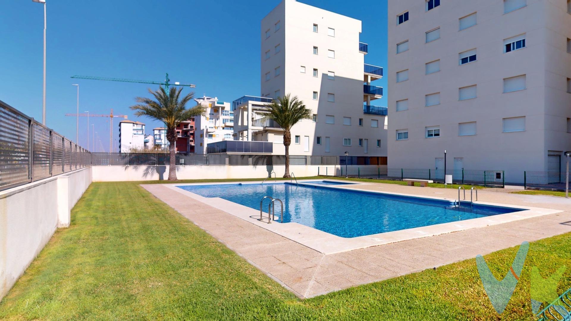 Descubre este encantador apartamento ubicado en la hermosa Platja de Oliva, donde el sol y el mar se encuentran. Este acogedor hogar cuenta con una superficie construida de 95.21 m² y útil de 76.69 m², ideal para disfrutar todo el año o como inversión para tus vacaciones perfectas 🌊✨. Con dos cómodas habitaciones dobles, dos baños modernos 🛁 y un luminoso salón-comedor que invita a relajarse después de un día bajo el sol 😌🌅. La cocina ha sido renovada recientemente con muebles sofisticados 🍽️🔥 e incluye un práctico espacio separado para comer. Disfruta del aire libre en tu amplia terraza mientras contemplas las increíbles vistas hacia el mar y la montaña ⛰️🍃. Ubicado a solo 250 metros del mar 🚶‍♂️💦, este piso soleado tiene orientación sureste, permitiendo que los rayos del sol calienten cada rincón durante gran parte del día ☀️❤️ . Además podrás aprovechar sus múltiples comodidades: piscina comunitaria 🏊‍♀️，zona infantil 🎠y seguridad gracias a su puerta blindada 🔒👌. No pierdas esta oportunidad única; ¡el estilo costero está al alcance!. Una oportunidad única, perfecta tanto para vivir todo el año como para obtener una alta rentabilidad. La propiedad cuenta con Licencia Turística y número de registro de alquiler de corta duración, un gran atractivo que aumenta de forma inmediata el valor de su inversión. Impuestos y gastos no incluidos en el P.V.P. El ITP general es del 10% (consultar posibles reducciones según comprador). Los gastos de Notaría y Registro rondan los 1.500€, variando según el importe y la escritura. Honorarios de agencia no incluidos. La agencia actúa como intermediaria. Toda operación queda sujeta a la aprobación final del propietario y a la firma del contrato. La oferta está sujeta a errores, cambios de precio, disponibilidad, omisión y/o retirada del mercado sin previo aviso / Muebles y contenidos según acuerdo personalizado y no según las fotos de la presentación