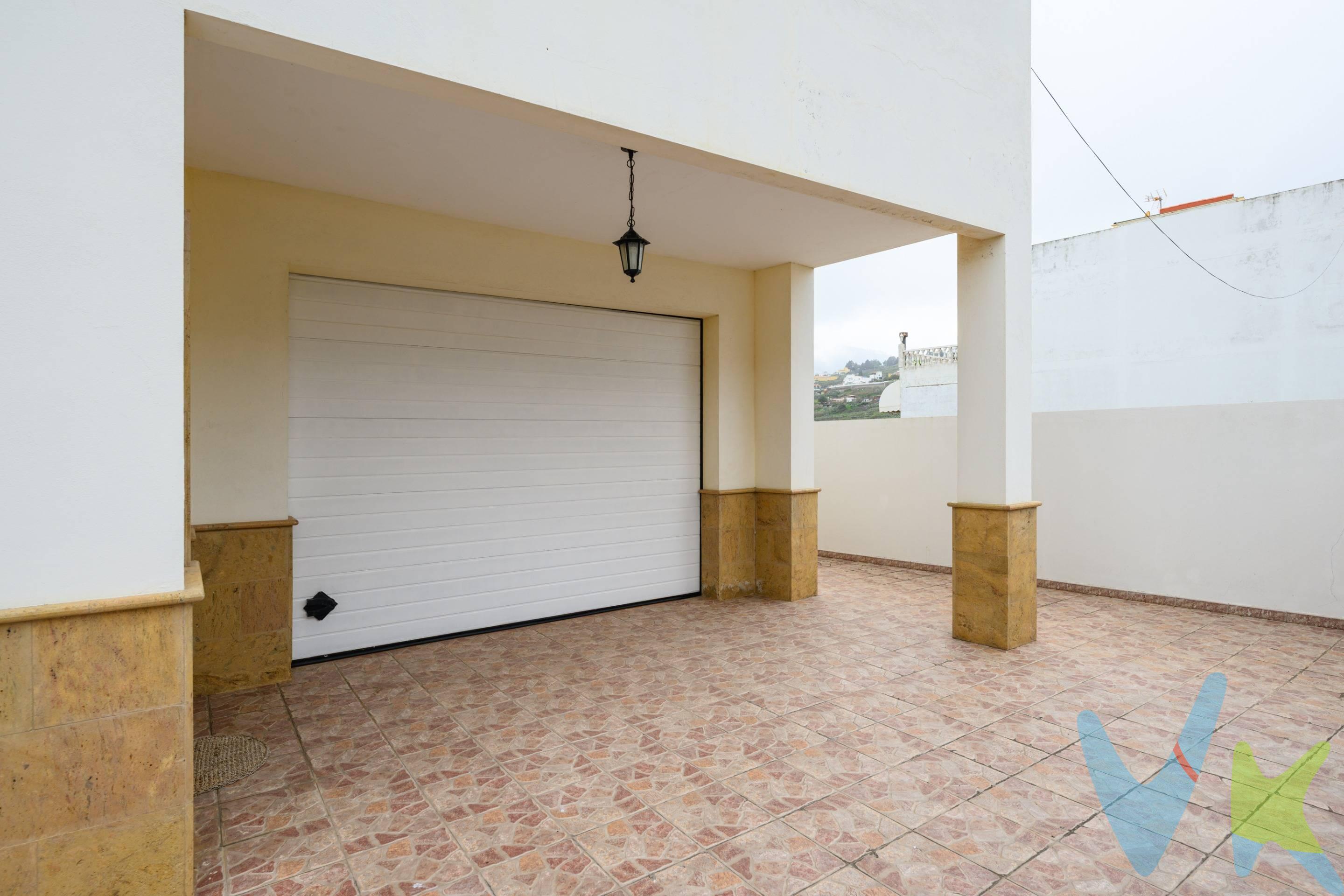 DISPONIBLE EN VENTA. Estupenda vivienda unifamiliar en Firgas, con preciosas vistas, construida sobre una parcela de 250 metros, nos encontramos con la vivienda en su interior, que cuenta con sótano (bajo la terraza) y un gran garaje. Terraza soleada con vistas despejadas y en planta principal la vivienda, con la zona salón con chimenea, y la zona interior, acabando con un balcón abierto hacía el Atlántico. Por otro lado, en planta superior cuenta con buhardilla, con terraza. . DATOS: . Chalet en Firgas zona Firgas Casco, 193 m. de superficie, 250 m. superficie parcela, 57 m2 de terraza, 4 habitaciones dobles, 2 baños, propiedad nueva, a estrenar, carpintería interior de madera, orientación sureste, suelo de gres, carpintería exterior de climalit. Buhardilla amplia, bien ventilada, con calefacción desde la chimenea, terraza, cuarto de lavado y vistas maravillosas. Sótano de almacenamiento con ventilación, bajo la terraza. Aljibe, con motor, aparte de dos bidones en la azotea. Extras: agua, balcón, deposito agua, despensa, esquina, galería, garaje doble, luminoso, mirador, patio, puerta blindada, puertas automático, sótano, solárium, techos altos, terraza, terraza acristalada, trastero, autobuses, árboles, centros médicos, colegios, costa, montaña, parques, vallado, vistas al mar, vistas despejadas, zona de paso, zonas infantiles, garaje  incluido, parking incluido. Los gastos e impuestos derivados de la venta no están incluidos en el precio de venta. . 