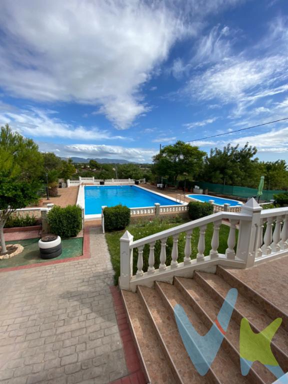 Ponemos a la venta este increíble chalet independiente ubicado en la tranquila zona de urbanización de Safareig en Llíria. Esta propiedad cuenta con una superficie  construida de 100m2 y útil de 75 m2 sobre una parcela que abarca los 4402 m2. La vivienda está lista para entrar a vivir gracias a su excelente estado de conservación. Disfruta del confort que ofrece el inmueble distribuido en una sola planta, destaca por sus amplio  comedor (32m2) con chimenea que te hará disfrutar de los días de invierno, la cocina, totalmente equipada y tres cómodas habitaciones, todas con armarios empotrados y ventanas al exterior, amplio baño con bañera y ventana a exterior, entre las características adicionales se encuentra un funcional paellero con baño incorporado para disfrutar de las reuniones familiares o con amigos sin necesidad de tener que entrar en la casa ya que dispones de otra habitación de 34 m2 a a que le puedes dar el uso de comedor o dormitorio, según las necesidades.También podrás disfrutar de dos increíbles piscinas privadas, la grande de 170 mil litros, para relajarse los cálidos días veraniegos  y disfrutar al aire libre de una de sus amplias terrazas de 25 m2.Este fabuloso chalet también dispone de rejas en todas las ventanas y dos aparatos de aire acondicionado, la casa se queda completamente amueblada para que la disfrutes desde el primer momento.Esta bonita urbanización está completamente urbanizada y con todos los servicios (agua potable, luz eléctrica de red, servicio de alcantarillado, alumbrado público etc), muy bien comunicada con la CV-35 a unos 25 minutos de Valencia. Con todas estas comodidades es sin duda, la opción perfecta para quienes buscan calidad y vida tranquila.Contacta con nosotros para organizar una visita.  Por mandato expreso del propietario, comercializamos este inmueble en exclusiva, lo que garantiza el acceso a toda la información, a un servicio de calidad, un trato fácil, sencillo y sin interferencias de terceros. Por este motivo se ruega no molestar al propietario, a los ocupantes de la propiedad, conserje o a los vecinos. Se tomarán medidas si no se cumple con esto. Si eres agente inmobiliario registrado y tienes un cliente, llámanos, estaremos encantados de colaborar.Agencia Registrada con el nº 1620 en el Registro Obligatorio de Agentes Inmobiliarios de la Comunitat Valenciana, según el DECRETO 98/2022, de 29 de julio, del Consell, por el que se regula el Registro de Agentes de Intermediación Inmobiliaria de la Comunitat Valenciana...Por mandato expreso del propietario, comercializamos este inmueble en exclusiva, lo que garantiza el acceso a toda la información, a un servicio de calidad, un trato fácil, sencillo y sin interferencias de terceros. Por este motivo se ruega no molestar al propietario, a los ocupantes de la propiedad, conserje o a los vecinos.Gastos de la compraventa no incluidos en el precio del inmueble a tener en cuenta: Información legal (Art. 20.1 TRLDCU): El precio del inmueble se incrementará en los siguientes importes a cargo del comprador:· Impuestos: IVA al 10% o ITP sobre el mayor de los valores (precio o referencia catastral) oscilando entre el 10% y el 11%. · Gastos de Notaría y Registro: Coste estimado de 900 EUR 1.400 EUR para notaría y 650 EUR 1.100 EUR para registro (a efectos de información mínima legal, no presupuesto vinculante). · Honorarios Agencia: 3,5% más IVA sobre el precio de venta.· Financiación: En caso de precisar financiación bancaria, los gastos adicionales deberán consensuarse con la entidad financiera.· Nota: Para el cálculo del precio final definitivo, rogamos contacten para emitir una oferta personalizada en función de sus circunstancias personales. 