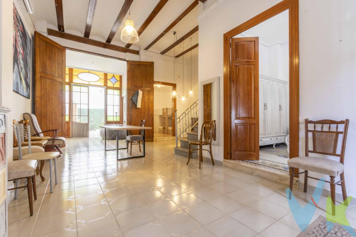 Casa de pueblo en el centro del municipio. La parte de abajo tiene reforma de hace tiempo pero muy bien conservada.La vivienda mantiene la distribución antigua, por lo que se distribuye en: planta de abajo, una entrada muy amplia con sus vigas de madera a la vista, a la derecha y con ventana a la calle se encuentra la habitación principal, siguiendo por el pasillo del recibidor tenemos un comedor interior donde esta la escalera que da acceso a la planta de arriba. También en este salón encontramos una puerta a una habitación que no tiene ventana al exterior, y hay unas puerta grandes de madera que comunica a una salita en la que hay otra puerta con cristalera de colores que accedes al patio. Desde la salita tienes entrada a la cocina y de esta también acceso al patio. En el patio se encuentra el baño que esta recién reformado y tienes una pila lavadero y un paellero por lo que las comidas con familiares o amigos están garantizadas. En la planta de arriba antes era un andana en la que ahora hay dos habitaciones con miradores a la calle y una parte que todavía queda andana. Y de ahí pasamos a dos terrazas que dan al patio.La casa esta ubicada en una zona céntrica de Foios, cerca de la plaza del ayuntamiento, alameda, tiendas y cerca de la parda del metro Línea 3 valencia..No lo dudes, si quieres vivir en una casa de pueblo ven a ver esta vivienda, te va a encantar!!