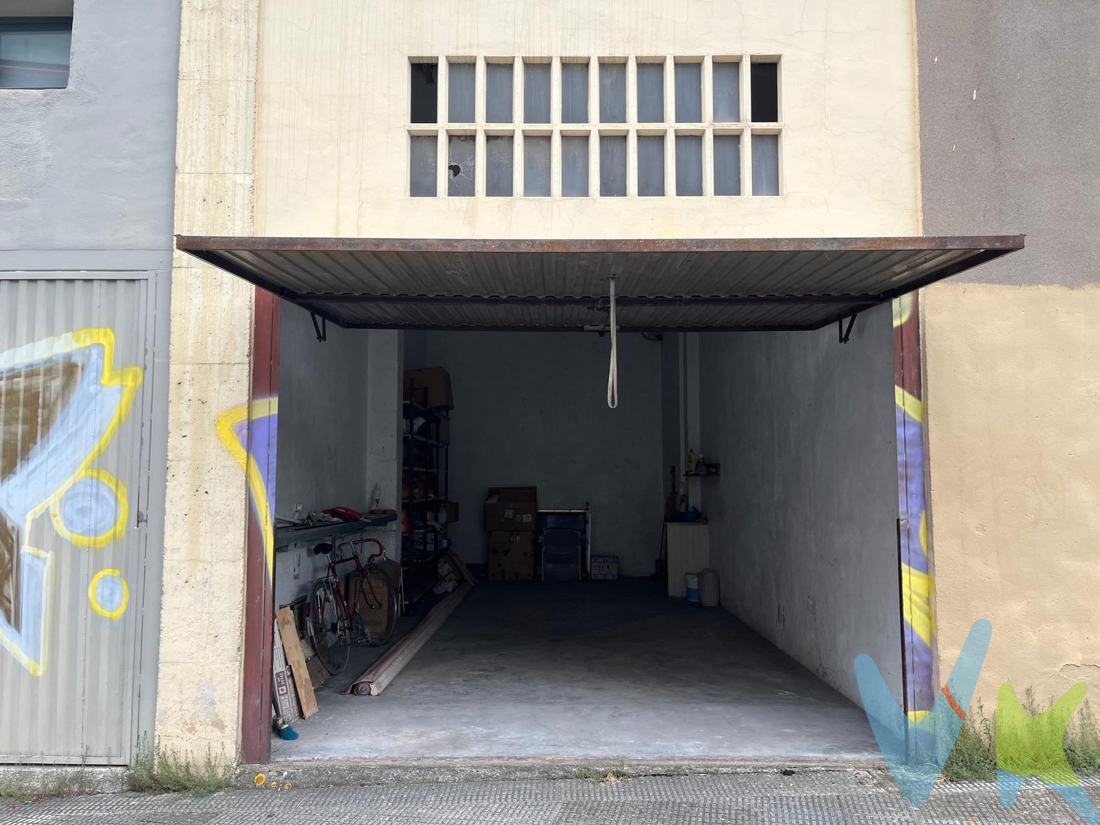 EN VENTA local comercial de 30 m² en una ubicación estratégica: en la tranquila zona de Vistabella (Echavacoiz Norte), a tan solo unos minutos del Complejo Hospitalario de Navarra y del recinto universitario. Ideal para emprendedores, profesionales independientes o como pequeño almacén. El local cuenta con una amplia puerta metálica de acceso, perfecta para facilitar la entrada de mercancías o para una visibilidad comercial destacada. La zona es residencial y muy tranquila, con facilidad de aparcamiento, lo que lo convierte en un espacio cómodo tanto para clientes como para proveedores. Excelente oportunidad por ubicación, accesibilidad y versatilidad. (Las superficies expresadas en esta página tienen carácter descriptivo y son aproximadas. Datos meramente informativos, sin valor contractual. El PVP indicado no incluye impuestos, gastos de transmisión)