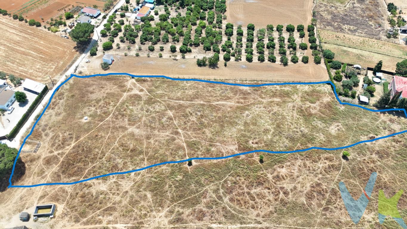 Se ofrece un magnífico terreno rústico de 10,000 metros cuadrados ubicado en el municipio de Olivares,  en la carretera de Sanlúcar-Olivares, casi todo el camino está asfaltado, lo que garantiza un acceso rápido y cómodo. El terreno está completamente vallado, ofreciendo privacidad y seguridad.

Cuenta con la posibilidad de una construcción en función de la normativa urbanística de la zona, ideal para aquellos que buscan un proyecto rural o agrícola. Además, dispone de un pozo de agua que facilita el riego o el abastecimiento necesario para cualquier tipo de actividad agrícola.

La ubicación es perfecta para disfrutar de la tranquilidad del campo, a la vez que se encuentra cerca de todos los servicios de la zona, incluyendo transporte y comercios locales es una opción ideal para invertir. 
Honorarios de la agencia inmobiliaria, impuestos (el Impuesto de Transmisiones Patrimoniales, IVA o AJD, en su caso), otros gastos de la compraventa (gastos de registro de la Propiedad, Notaría, gestoría ni de posible financiación). 
Documento DIA a disposición del consumidor según Decreto 218/2005 Junta de Andalucía.
Para mas información o para visitas no dudes en consultarnos.
Sidemarpropertys
