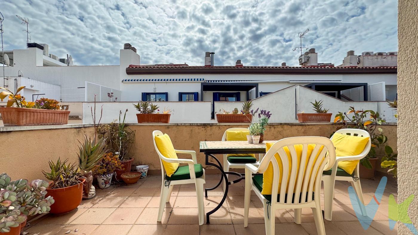 Tu refugio en Sitges: el equilibrio perfecto entre centro y calma. Imagina despertar cada día con la energía del Mediterráneo a tus pies, en una vivienda que combina lo mejor de vivir en el corazón de Sitges… pero sin su ruido. En una calle tranquila, a tan solo unos pasos de todo, te espera este dúplex lleno de luz, estilo y calma. Dos plantas que invitan a vivir sin prisas, disfrutando de los espacios como deben vivirse: abiertos, funcionales y con alma. En la planta baja, una habitación doble, una individual y un baño completo se adaptan a tu vida: familia, trabajo desde casa, invitados… tú decides. Arriba, una suite con baño privado y acceso directo a una terraza que te conecta con el cielo de Sitges. ¿Lo mejor? Dos terrazas privadas que amplifican tus momentos: café al amanecer, lectura al sol, cenas al atardecer. Equipado con aire acondicionado por splits con bomba de calor, ventanas de aluminio, armarios empotrados, ascensor y ubicado en un edificio exclusivo de solo 4 vecinos, aquí no solo compras una vivienda: ganas calidad de vida. Porque sí, estás en pleno centro. Pero también estás en paz. Y eso, en Sitges, vale oro. . Ven a descubrirlo. Tu nuevo capítulo en Sitges empieza aquí. . *Nota: La vivienda cuenta con 71 m² útiles reales. Según el Registro de la Propiedad, consta de 46,50 m² útiles y 55,05 m² construidos. ____________. Nota: en los importes indicados no se hayan incluidos los impuestos y tasas aplicables a la compra o alquiler del bien inmueble. Las fotografías, videos, planos y demás documentación gráfica pueden no corresponder con la realidad actual, así como los metrajes y superficies, y no tienen carácter contractual. Salvo indicación contraria, los muebles y equipamiento que aparecen en el anuncio no están incluidos en el precio. La vivienda dispone de Certificado Energético y Cédula de Habitabilidad vigentes.