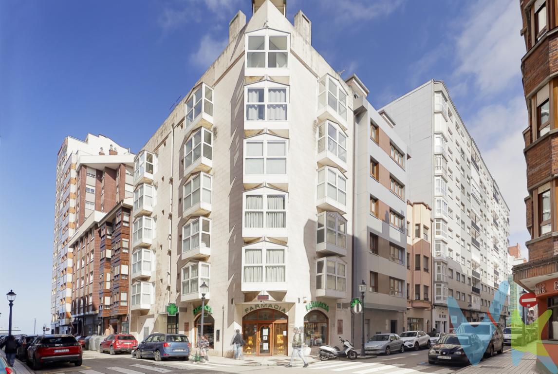  **Exclusiva Oportunidad en La Arena: Piso en Venta en Gijón**Nos complace presentar ,piso en venta ubicado en la prestigiosa zona de La Arena, en Gijón. Este inmueble ofrece a sus futuros propietarios un espacio cómodo y acogedor, ideal para aquellos que buscan el hogar perfecto en un entorno urbano bien comunicado y de fácil acceso.Situado en la cuarta planta de un edificio construido en 1969, el piso cuenta con un amplio  ascensor  y portal completamente reformado sin Barreras arquitectónicas, que facilita el acceso cómodo a todas las plantas, mejorando la experiencia de los residentes al llegar a casa. Dispone de  tres habitaciones, Salón amplio ,Cocina independiente y 2 Baños perfectamente diseñado para maximizar el confort y la privacidad de sus habitantes. La ubicación del piso es simplemente inmejorable ya que la zona de La Arena es conocida por su tranquilidad, seguridad y proximidad a una gran cantidad de servicios y comodidades.La playa de San Lorenzo, una de las más emblemáticas de Gijón, está también a unos pasos de  distancia, invitando a disfrutar de relajantes paseos, actividades al aire libre y el suave clima que caracteriza a la región.La Arena es una de las zonas mejor valoradas de Gijón, perfecta para quienes valoran un entorno urbano dinámico pero cercano al mar. Este piso cuenta con un valor añadido poco común: una práctica área cercana donde es posible detenerse unos minutos para carga y descarga. Ideal para facilitar mudanzas, compras o el día a día, sin renunciar a la comodidad de vivir en una zona con  todos los servicios a mano.Este piso es una opción destacada que no dejará indiferente a aquellos que buscan una inversión repleta de potencial y en una ubicación estratégica.Visitar este inmueble es el primer paso hacia una nueva etapa llena de posibilidades. Si está interesado en descubrir todo lo que este piso tiene para ofrecer, lo invitamos cordialmente a concertar una visita. Nuestro objetivo es ayudarle a encontrar el hogar que siempre ha deseado, sus oportunidades futuras comienzan aquí, en un piso maravilloso en el corazón de La Arena.Gastos e impuestos no incluidos en el precio. Honorarios de intermediación inmobiliaria a cargo del vendedor y honorarios de mediación inmobiliaria del 2% más I.V.A. con un mínimo de 2000 euros mas I.V.A a cargo del compradorA título orientativo, en segundas transmisiones, el comprador abonará el Impuesto sobre Transmisiones Patrimoniales (ITP). Para consultar los porcentajes del ITP en Asturias puede hacerlo a través de la web oficial de servicios tributarios del Principado de Asturias https://sede.tributasenasturias.es/sites/sede/default/es_ES/Que-quieres-hacer/Transmisiones-Patrimoniales-y-AJD. La base imponible será el mayor valor entre precio de compraventa, tasación o valor de referencia catastral. Gastos de notaría y registro según aranceles variables según precio, número de copias y complejidad.  El comprador escoge libremente notario. El vendedor asume la plusvalía y el resto de gastos son del comprador. Si se precisa hipoteca: Tasación, condiciones y costes bancarios según entidad elegida por el comprador; así como los gastos de gestoría y cualesquiera otros inherentes a la formalización de la compraventa. De acuerdo con la ley, no se incluyen en el precio otros gastos o tributos que legalmente correspondan al comprador.. El consumidor tiene derecho, conforme a la normativa vigente, a disponer de información y documentación adicional relativa al inmueble y condiciones de la compraventa, accesible en la sede física . La agencia actúa exclusivamente como intermediaria en la operación. Cualquier compraventa y sus condiciones quedan sujetas en todo caso a la aceptación expresa del vendedor del inmueble y a la posterior formalización del correspondiente contrato. El presente anuncio tiene carácter meramente informativo; la información suministrada se corresponde con la disponible a la fecha de publicación, pudiendo variar en función de las circunstancias o actualizaciones legales, contractuales y fiscales.  