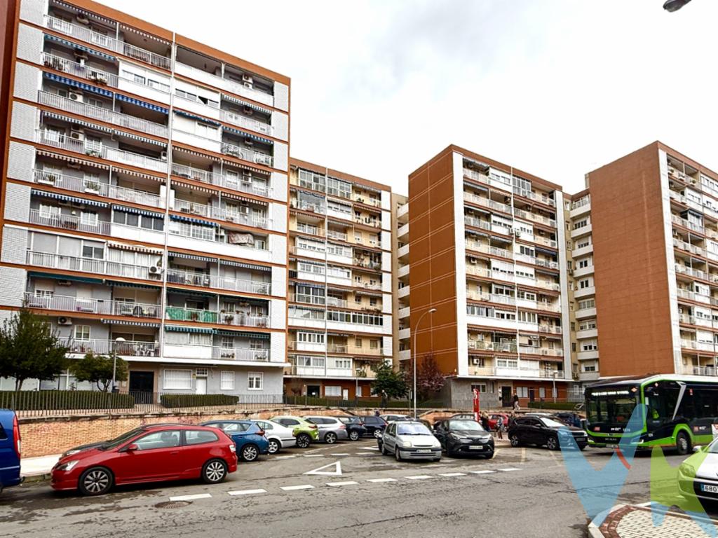 Vivienda de 3 dormitorios, 95 m², reformada, con terraza y doble orientación. Planta alta con excelentes vistas y abundante luz natural.

Amplia y luminosa vivienda situada en C/ Galicia, en una de las zonas más consolidadas del barrio de El Naranjo, en Fuenlabrada. Cuenta con muy buena comunicación, con parada de autobús en la misma puerta y acceso rápido a M-50 y M-506.

Dispone de 95 m² construidos y muy bien distribuidos, con estancias amplias y luminosas. Se compone de 3 dormitorios con armarios empotrados, salón con acceso a terraza con buenas vistas, cocina especialmente amplia y luminosa, con espacio para zona de comedor, y 1 baño completo con bañera. A destacar su doble orientación, que aporta gran luminosidad durante todo el día: sol de mañana en el salón, la terraza y los dormitorios principales y sol de tarde en la cocina.

Entre sus calidades y mejoras encontramos: suelos de tarima, paredes lisas, puertas renovadas, ventanas dobles de aluminio con doble acristalamiento, aire acondicionado, calefacción individual de gas natural y caldera e instalaciones actualizadas y muy cuidadas.

La finca dispone de 2 ascensores y es accesible para personas con movilidad reducida.

Una vivienda muy bien cuidada, con buenas calidades y excelente ubicación, ideal para quienes buscan espacio, comodidad y calidad de vida en una de las zonas más demandadas de Fuenlabrada.

Gastos e impuestos no incluidos en el precio publicitado. La agencia actúa en representación y por mandato del vendedor. Las condiciones de la venta establecen que el comprador deberá abonar un importe adicional fijo del 1,5%, más 21% de IVA, sobre el precio publicitado. La reserva del inmueble sólo se producirá después de que una propuesta de compra haya sido expresamente aceptada por el vendedor.

A título orientativo se informa que en segundas transmisiones el ITP con carácter general en Madrid es del 6%, pudiendo existir otros tipos impositivos atendiendo a las circunstancias personales del comprador u otras circunstancias previstas legalmente. Base imponible del impuesto el mayor valor entre el precio de compraventa, la tasación o el valor de referencia catastral. En cuanto a los gastos de notaría y registro de la propiedad, en su caso, son variables, dependen de aranceles según precio y complejidad, oscilando aprox. entre un 0,2% y un 2%. Si el comprador precisase de hipoteca: tasación, condiciones y costes bancarios serán según entidad elegida por el comprador, así como los gastos de gestoría y cualesquiera otros gastos inherentes a la compraventa que legalmente correspondan a la parte compradora, salvo pacto expreso en contrario con el vendedor. El consumidor tiene, conforme a la normativa vigente, a su disposición información y documentación adicional relativa al inmueble y condiciones de la compraventa, que podrá ser consultada en la sede física de la agencia.