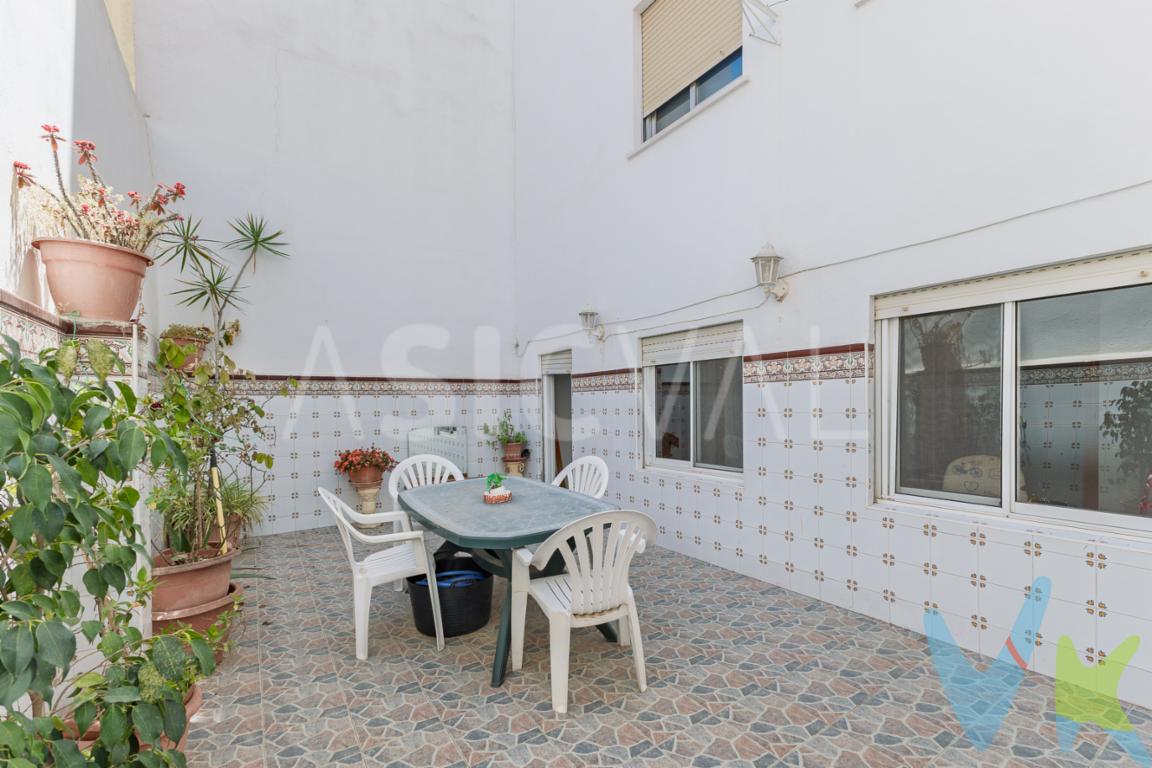 Vivienda amplia en finca CON ascensor. 1era altura. TERRAZA de 22mts². En Aldaia, entre el Ambulatorio y La Saleta. Rodeada de todos los servicios necesarios: transporte público, colegio, supermercados, comercios de barrio, zonas verdes, parques infantiles, ambulatorio y centro de especialidades, etc.... DISTRIBUCIÓN DE LA VIVIENDA: 103mts² construidos + 22mts² de TERRAZArecibidor amplio4 habitaciones dobles (una de ellas con armario emporeado)1 baño completo con duchacocina independientegalería cubierta  (salida desde la cocina)salón comedor ampliobalcón (con salida desde salón)TERRAZA de 22mts²GALERIA de 7mts CALIDADES DE LA VIVIENDA:finca con ascensorrampa suavesuelo de terrazoventanas aluminio y climalit armario empotradobalcóngalería cubierta  (salida desde la cocina)terraza LA VIVIENDA, EN FINCA CON ASCENSOR Y RAMPA SUAVE, CUENTA CON EXCELENTE UBIZACIÓN EN ALDAIA: SALETA/AMBULATORIO, ES AMPLIA, CÓMODA Y MUY LUMINOSA. IDEAL PARA ENTRAR A VIVIR O REFORMAR A GUSTO. LOS IMPUESTOS, GASTOS DE NOTARÍA, REGISTRO Y GASTOS DE AGENCIA NO ESTÁN INCLUIDOS EN EL PRECIO DE VENTA.EL MOBILIARIO, ELECTRODOMÉSTICOS Y DECORACIÓN QUE APARECEN EN LAS FOTOGRAFÍAS DE LA VIVIENDA, NO ESTÁN INCLUIDOS EN EL PRECIO DE VENTA.          