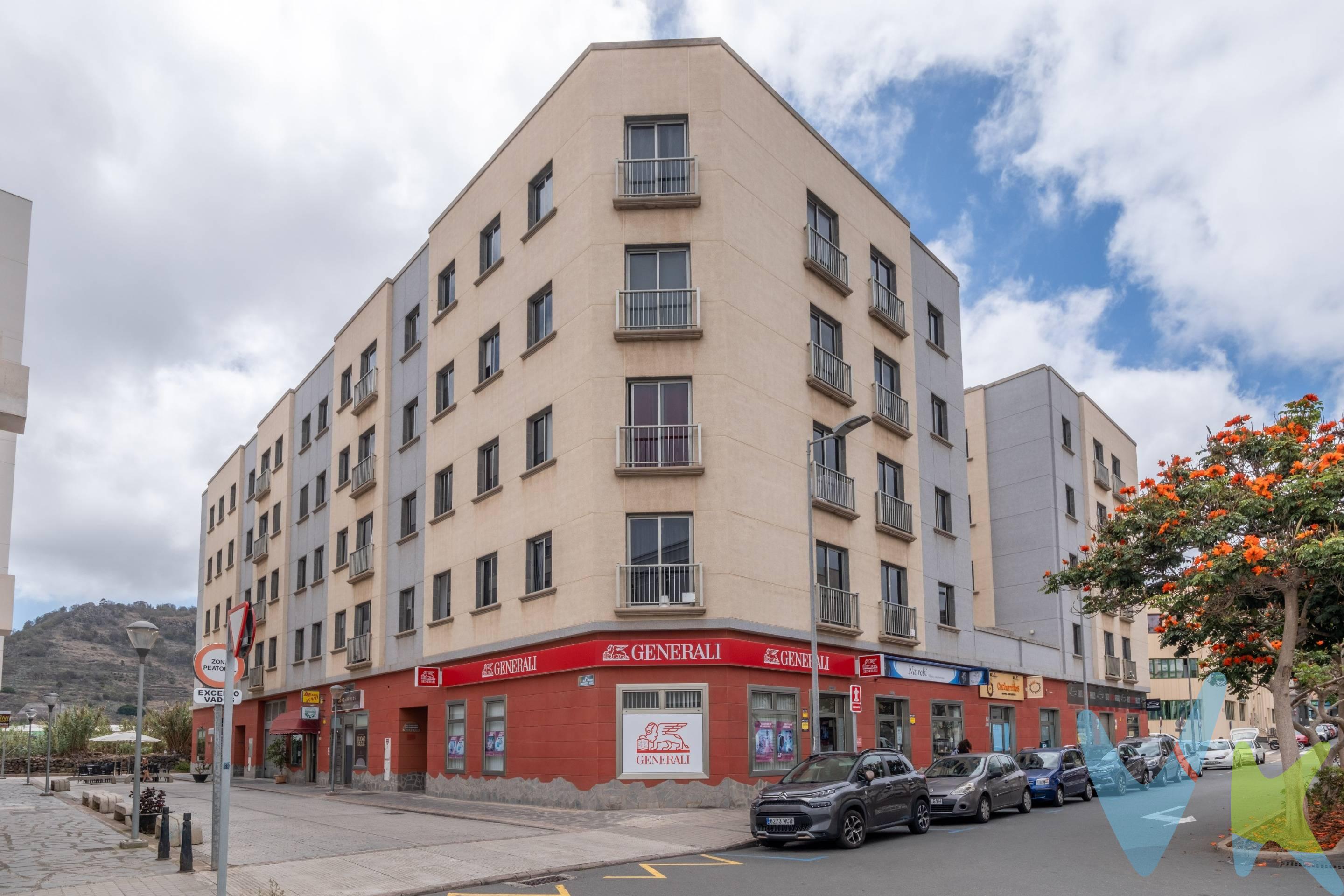 Descubre este espectacular apartamento seminuevo ubicado en el corazón de Arucas, una ciudad llena de encanto y diversidad. Con una superficie construida de 95 m2 y útil de 79 m2, esta propiedad ofrece un diseño moderno que se adapta a las necesidades actuales. Cuenta con dos habitaciones dobles, ideales para familias o como espacio adicional para invitados; además dispone de una habitación sencilla perfecta como despacho o área personal. El baño principal está cuidadosamente diseñado junto a un aseo adicional que proporciona comodidad extra. . La cocina es otro punto destacado: amueblada y equipada con materiales modernos que invitan al placer culinario, complementada por una funcional zona de lavandería. La orientación Este-Oeste permite disfrutar del sol durante gran parte del día mientras se goza amplios ventanales con vistas panorámicas hacia la montaña. El edificio incluye estacionamiento privado lo cual añade valor agregado siendo muy práctico dada la ubicación central donde todo está cerca: colegios e instalaciones infantiles son accesibles dando lugar a un entorno familiar seguro y cómodo así como paradas frecuentes del transporte público justo alrededor. . Se entrega totalmente amueblada y equipada con todo lujo de detalles, y no te preocupes por la hipoteca, contamos con un equipo de profecionles que te orientaran y te ayudaran a la mejor elección de la misma.