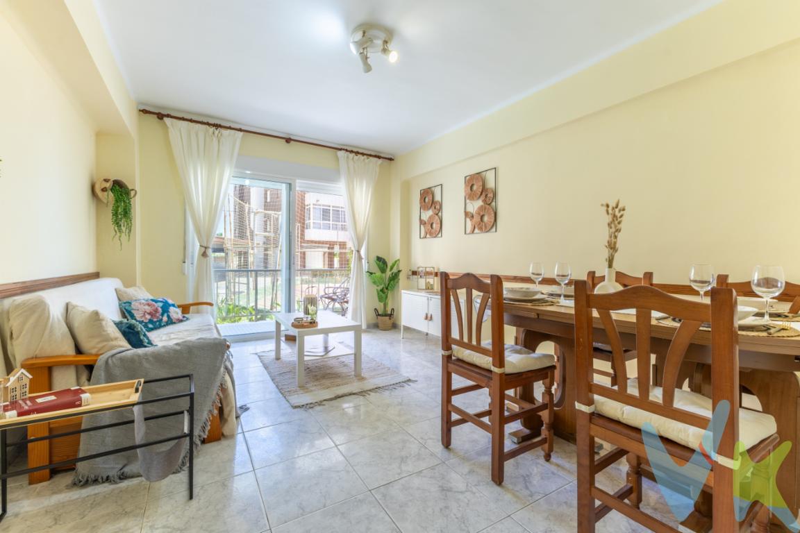 EXCLUSIVA PLANTA BAJA EN PRIMERA LÍNEA DE PLAYA EN CANET D?EUR?EN BERENGUER.Vivienda con terraza, plaza de garaje y urbanización con instalaciones deportivas junto al mar.Te presentamos esta fantástica vivienda en planta baja ubicada en una cuidada urbanización en primera línea de la Playa de Canet d?EUR?en Berenguer, un enclave privilegiado conocido por su arena fina, aguas cristalinas y ambiente tranquilo y familiar.Una oportunidad ideal tanto para quienes buscan una segunda residencia junto al mar como para quienes desean invertir en una de las zonas con mayor demanda de la costa.La vivienda ofrece una distribución cómoda y funcional, pensada para disfrutar al máximo de cada espacio.Dispone de un acogedor salón-comedor con salida directa a la terraza, creando un ambiente perfecto para relajarse, compartir reuniones con familiares y amigos o disfrutar del agradable clima mediterráneo durante todo el año.La terraza se convierte en uno de los rincones más especiales de la vivienda, ideal para desayunos al aire libre, cenas de verano o simplemente desconectar después de un día de playa.Cuenta con cocina independiente, práctica y luminosa, con espacio de almacenaje y ventilación natural.La zona de descanso se distribuye en 3 habitaciones, ofreciendo múltiples posibilidades tanto para familias como para quienes necesiten espacio adicional para invitados, despacho o zona de teletrabajo.El baño completo dispone de una distribución funcional y cómoda para el día a día.Además, la vivienda incluye plaza de garaje, un valor añadido imprescindible en una zona de playa, aportando comodidad y facilidad de aparcamiento durante todo el año y especialmente en temporada estival.La vivienda se encuentra dentro de una urbanización privada en una ubicación inmejorable, a escasos metros del paseo marítimo y con acceso prácticamente directo a la playa, permitiendo disfrutar del mar sin necesidad de utilizar vehículo.La urbanización dispone además de pista de tenis y pista de baloncesto, perfectas para disfrutar del deporte y del tiempo libre sin salir del residencial, convirtiéndose en un entorno ideal tanto para familias como para quienes buscan tranquilidad y calidad de vida junto al mar.Además, la zona cuenta con todos los servicios necesarios para disfrutar de una estancia cómoda durante todo el año: restaurantes y cafeterías, supermercados, farmacias, zonas infantiles y de ocio, Paseo marítimo, excelente conexión con Sagunto y Valencia.La decoración y mobiliario que aparecen en las imágenes forman parte de un proyecto de home staging, realizado para ayudarte a visualizar el potencial real de la vivienda y cómo podría quedar una vez amueblada y decorada.Una vivienda perfecta para disfrutar del estilo de vida mediterráneo, con la comodidad de una planta baja y la tranquilidad de vivir junto al mar en una de las playas más demandadas de la Comunidad Valenciana.Calificación energética: G.Este certificado permite conocer la eficiencia energética de la vivienda y es obligatorio para su comercialización.No dejes escapar esta oportunidad y ven a visitarla.Tu nuevo hogar junto al Mediterráneo te está esperando.REF: 4685.