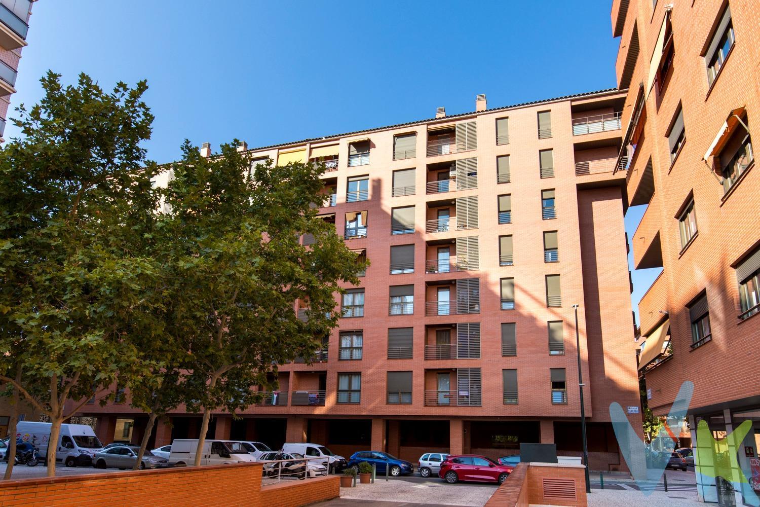 ✨ Piso en venta en calle Eduardo Taboada ✨. Si buscas una vivienda luminosa, cómoda y con una ubicación privilegiada, esta puede ser la tuya. Situada en una sexta planta (no última), disfruta de luz natural durante todo el día, agradables vistas y una muy buena distribución que aprovecha cada espacio. La vivienda cuenta con:. Salón con grandes ventanales y salida a una terraza ideal para relajarse. Tres dormitorios, uno de ellos con un amplio armario empotrado. Cocina independiente, equipada con todos los electrodomésticos y salida a galería. Dos baños completos. Se vende con trastero en la misma finca y plaza de garaje en finca contigua, para mayor comodidad. Entre sus prestaciones destacan la calefacción central con contador individual y la preinstalación de aire acondicionado. 🏙️ Ubicación excepcional: estarás a un paso del centro de la ciudad, con todos los servicios a mano, rodeado de parques y zonas verdes, y muy cerca de la ribera del Ebro, perfecta para pasear o practicar deporte al aire libre. Una vivienda que combina funcionalidad, luminosidad y una situación privilegiada en Zaragoza.