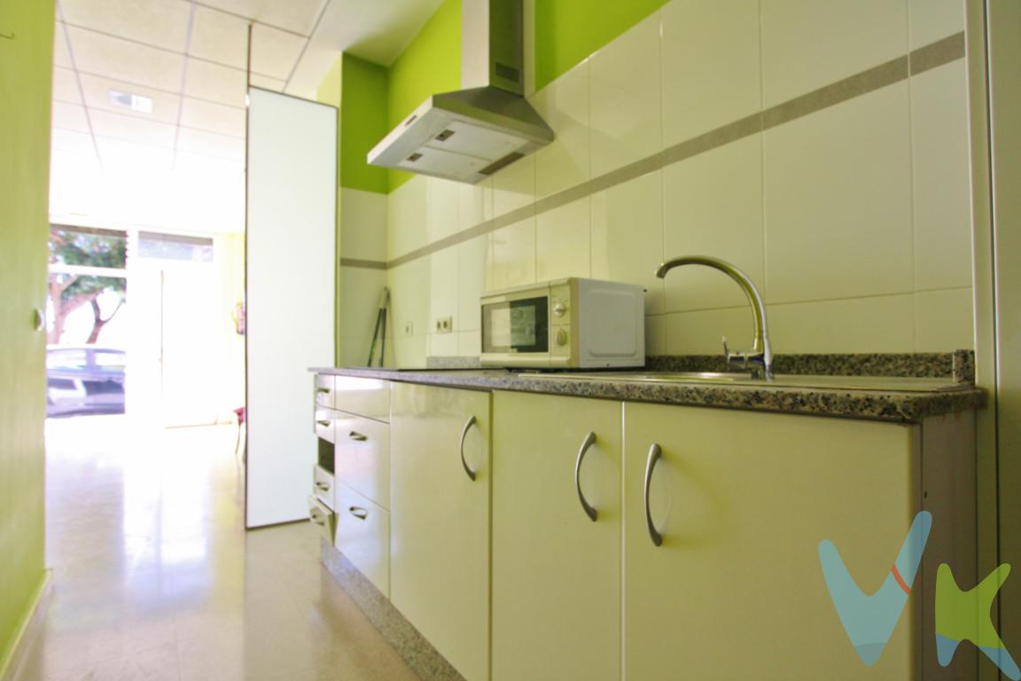 FANTÁSTICO BAJO COMERCIAL CON COCINAUbicado en una zona de reciente reurbanización, frente a un espacio recreativo y parque infantil y a 1 minuto de la estación del metro, encontramos este bajo comercial de 146 m2 construidos, ideal para quien busca dos espacios: un taller o negocio y un departamento residencial.Tras su fachada de 7,50 metros de longitud, encontrados dos entradas independientes que dan acceso a dos zonas diferentes sin comunicación interior.En la parte derecha, se encuentra la zona, actualmente, pensada para uso comercial. En ella encontramos un espacio diáfano, en bruto, pensado para ubicar un taller. Para ello, cuenta con los techos altos y la iluminación adecuada para realizar trabajos manuales. Dispone de un despacho y un baño completo con ducha.En la parte izquierda, tras verja y una puerta doble, encontramos un espacio de unos 60 m2 aproximadamente, distribuidos en un salón-comedor, cocina abierta con extracción de humos, una habitación con armario empotrado y un baño con ducha.Se trata de una oportunidad especial para adquirir un bajo que te permita emprender el negocio con el que sueñas y poder residir junto a él. Para más información, llámanos, estaremos encantados de informarte con más detalle y concertar una visita.Agencia Registrada con el nº00516 en el Registro Obligatorio de Agentes Inmobiliarios de la Comunidad Valenciana.Por mandato expreso del propietario, COMERCIALIZAMOS ESTE INMUEBLE EN EXCLUSIVA, lo que le garantiza el acceso a toda la información, a un servicio de calidad, un trato fácil, sencillo y sin interferencias de terceros. Por este motivo, se ruega NO MOLESTAR AL PROPIETARIO, a los ocupantes de la propiedad o a los vecinos. Muchas gracias por su comprensión.La oferta está sujeta a cambios de precio o retirada del mercado sin previo aviso. Este anuncio en su conjunto, incluyendo textos, fotos, imágenes o cualquier otro contenido de este, no es vinculante dado que la información es ofrecida por terceros y puede contener errores. Se muestra a título informativo y no contractual.El precio anunciado NO INCLUYE los impuestos, ni los gastos como, Notario, Registro de la Propiedad, ni los honorarios de la agencia inmobiliaria.Esta propiedad se pone a la venta con toda la documentación comprobada y en regla, por lo que ofrecemos GARANTIAS a los compradores.Si tienes que vender antes tu vivienda, llámanos y te asesoramos cómo hacerlo para además tener los mínimos gastos posibles y todas las garantías.