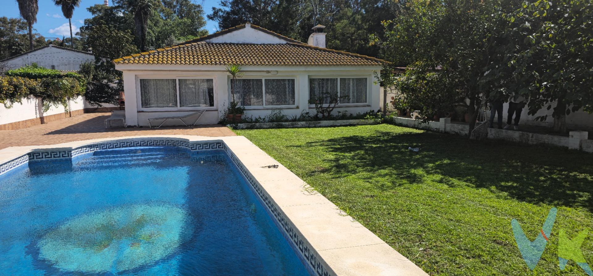 ¡Descubre esta villa de ensueño en Guadacorte, Los Barrios!. Te presentamos esta fantástica villa de una sola planta situada en una amplia parcela de 758 m², diseñada para disfrutar de la comodidad y la tranquilidad en un entorno privilegiado. La vivienda cuenta con 125 m² construidos, ofreciendo un espacio funcional y bien distribuido que invita al relax y la vida familiar. En el exterior, encontrarás una espectacular piscina rectangular de 43 m², perfecta para refrescarte en los días soleados, rodeada de una cuidada zona de césped y jardines que aportan un toque de frescura y privacidad. Las amplias zonas verdes y ajardinadas crean un ambiente sereno y acogedor, ideal para disfrutar de reuniones familiares o momentos de descanso al aire libre. Es una vivienda fresca por sus altos techos, pero aun así disponemos de a/c por conductos así como una chimenea abierta en salón para las noches de invierno. No dispone de garaje cerrado, pero si de sitio para aparcar en su interior bastantes vehículos. Esta villa combina comodidad y estilo en una ubicación tranquila y bien comunicada. Si buscas un hogar donde el confort y la naturaleza se encuentren, ¡esta es tu oportunidad!. ¡Gracias por ver el video! No dudes en contactarnos para más información o para concertar una visita. -----------------------------------------------------------------------------. Informamos a nuestros clientes que los gastos de notaría, registro, gestoría, impuestos y los honorarios de la agencia NO están incluidos en el precio. A su vez, disponemos del documento informativo abreviado de la propiedad (según decreto 218/2005, del 11 de octubre) y de seguro de caución, para la protección del dinero entregado como señal para la reserva de una vivienda. Por mandato expreso del propietario, comercializamos este inmueble en exclusiva, lo que le garantiza el acceso a toda la información, a un servicio de calidad, un trato fácil, sencillo y sin interferencias de terceros. Por este motivo, se ruega no molestar al propietario, a los ocupantes de la propiedad o a los vecinos.