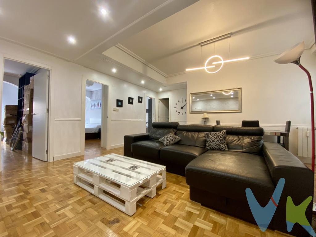 ¡Descubre el Encanto de Vivir en Calle Labradores: Luminosidad Corazón de Logroño!¿Buscas un hogar que combine una ubicación inmejorable con un diseño interior moderno y funcional? Imagina un espacio donde cada rincón ha sido pensado para tu confort y bienestar. Este inmueble ha optimizado sus espacios, eliminando el pasillo para dar paso a una sensación de amplitud y fluidez. Al entrar, te recibirá un amplio y luminoso salón que se conecta de forma armónica con una cocina independiente y completamente equipada.La orientación sur de la propiedad garantiza una luz natural excepcional durante todo el día, especialmente en sus tres amplios dormitorios principales, todos ellos exteriores y con vistas a la calle. Uno de ellos destaca por un gran armario empotrado esquinero, ofreciendo un almacenamiento excepcional. Además, una de las habitaciones cuenta con un acogedor balcón, un rincón acondicionado con un gusto exquisito, perfecto para disfrutar de un café por la mañana o un momento de relax al atardecer.Completa la distribución un baño moderno y funcional que da servicio a todas las estancias.Vivir en Labradores es tener todo al alcance de tu mano. Estarás en el corazón de Logroño, con acceso inmediato a comercios, restaurantes, servicios y transporte público, pero disfrutando de la tranquilidad de un hogar diseñado para el descanso.¡No dejes pasar esta oportunidad! Contacta hoy mismo para más información y para programar una visita. 