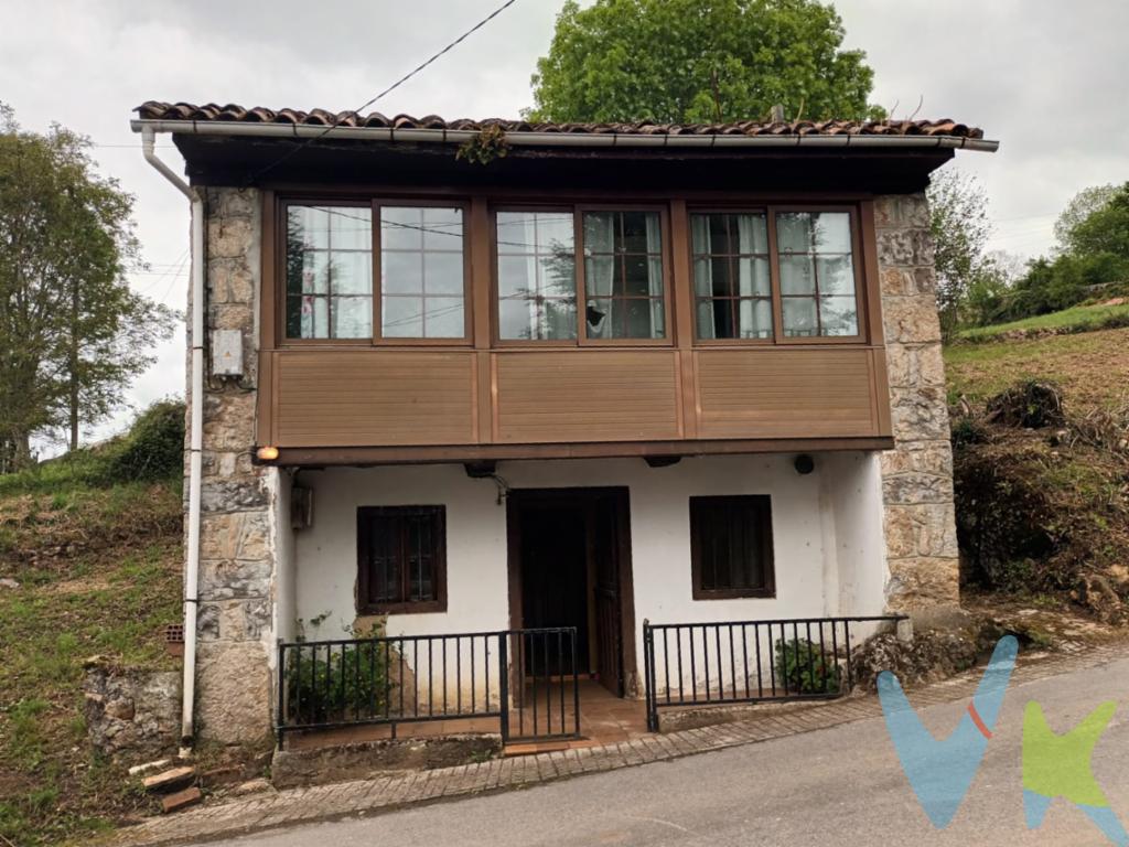¡Encanto rural y vistas espectaculares en El Valle, Piloña!Si buscas tranquilidad, naturaleza y la auténtica esencia asturiana, es tu oportunidad: Casa de piedra típica Asturiana , en el pintoresco pueblo de El Valle ,Concejo de Piloña : Una hermosa comarca natural y fluvial en el oriente de Asturias, centrada en el Ayuntamiento de Piloña. Destaca por sus verdes paisajes, montes frondosos de castaños y hayas, y pueblos tradicionales con gran patrimonio etnográfico.Exterior y entornoEl verdadero tesoro de esta propiedad es su preciosa parcela privada. Un espacio verde ideal para disfrutar del aire libre, organizar barbacoas o simplemente relajarse contemplando las impresionantes vistas a los montes que rodean el pueblo de El Valle. Un paisaje de postal garantizado durante todo el año.UbicaciónSituada en el concejo de Piloña, la propiedad combina la paz absoluta de la montaña asturiana con una excelente conectividad. Se encuentra a un paso de Infiesto (donde dispones de todos los servicios: supermercados, centro de salud, colegios y transporte) y a corta distancia en coche de las principales playas del oriente asturiano y del Parque Nacional de los Picos de Europa. La propiedad se encuentra a 45 minutos de la zona de playas cercanas a Gijón. ¡No dejes pasar esta oportunidad! Una casa con carácter, lista para convertirse en tu hogar definitivo o en tu próxima inversión de turismo rural.Baño: 1 baño completo y funcional.Zona de descanso: Dispone de 4 habitaciones con fantástica luz natural, perfectas para una familia o para reconvertir en espacios de teletrabajo.Planta principal: Cuenta con un acogedor salón que integra una cocina de leña tradicional, ideal tanto para cocinar a la antigua usanza como para mantener toda la casa con una temperatura perfecta durante el invierno.La propiedad está a un precio muy económico porque se encuentra para reformar al gusto del comprador. La parcela de la propiedad se encuentra situados a ambos lados de la propiedad. Tiene luz y agua y la ventana grande del corredor es de pvc cambiada rencientemente, la estructura de la casa esta bien , solo hay que hacer reforma de actualización. Gastos e impuestos no incluidos en el precio. En segundas transmisiones, el comprador abona el ITP (porcentajes en Asturias: https://sede.tributasenasturias.es/sites/sede/default/es_ES/Que-quieres-hacer/Transmisiones-Patrimoniales-y-AJD), calculado sobre el mayor valor entre precio, tasación o valor de referencia catastral. Notaría y registro según aranceles variables; el comprador elige notario. El vendedor asume la plusvalía municipal; el resto de gastos (incluida hipoteca: tasación, costes bancarios, gestoría y formalización) son del comprador.Honorarios: intermediación a cargo del vendedor; mediación a cargo del comprador del 2% + IVA, mínimo 2.000  + IVA.El consumidor puede solicitar información y documentación adicional en la sede física o por correo electrónico de la Agencia (contacto en la web). La agencia actúa solo como intermediaria; toda compraventa queda sujeta a la aceptación expresa del vendedor y a la formalización del contrato. Anuncio meramente informativo: los datos corresponden a la fecha de publicación y pueden variar por actualizaciones legales, contractuales o fiscales.