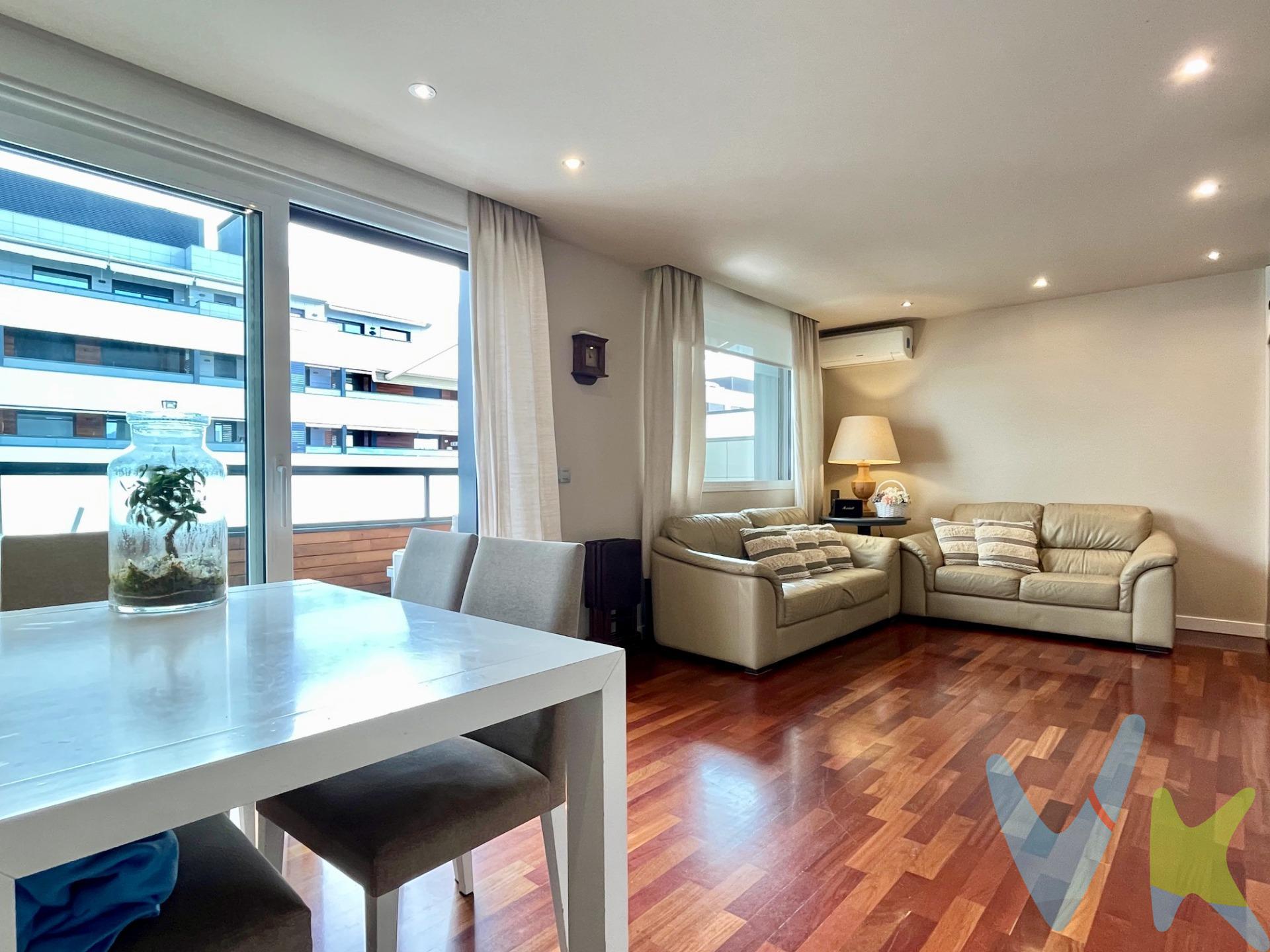 Descubre este espectacular ático situado en el corazón del Soto de Lezcairu, una de las zonas más deseadas y tranquilas. Este inmueble destaca por su diseño moderno y elegante, ubicado frente al hermoso parque de la Av. Cataluña. Con un amplio salón que se abre a una impresionante terraza privada de casi 20m², podrás disfrutar del aire libre y vistas excepcionales. La vivienda cuenta con tres acogedoras habitaciones; la principal con baño en suite y armario vestidor para mayor comodidad. Además, dispone de un segundo baño. Para compeltar incluye una generosa plaza de garaje superior a 14m² junto con trastero anexo, ideal para optimizar espacios o almacenar tus pertenencias sin preocupaciones adicionales. El edificio cuenta ademas con gimnasio y sala multiusos para la celebración de eventos familiares. Fecha de entrega 31 de octubre de 2025. Los datos recogidos tienen carácter informativo y no contractual. Las superficies indicadas son aproximadas con carácter descriptivo. El PVP no incluye impuestos (el Impuesto de Transmisiones Patrimoniales, I. V. A. o A. J. D. , en su caso)ni otros gastos de compraventa (notaría, registro de la propiedad, gastos financieros, etc. ).