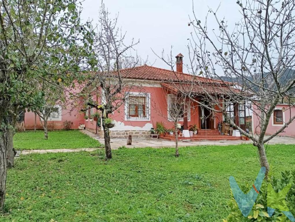 Tu refugio perfecto en Barros, Los Corrales de BuelnaEn la tranquila y acogedora zona de Barros, a un paso de Los Corrales de Buelna, te espera una vivienda que enamora desde el primer momento. Una casa en planta baja, cómoda, luminosa y rodeada de espacios que invitan a disfrutar del aire libre y de una vida más pausada.Un exterior para vivirlo todo el añoAl llegar, te recibe un amplio porche frontal, perfecto para desayunar al sol, leer en las tardes de verano o simplemente relajarte. La vivienda cuenta además con un patio y un bonito jardín con barbacoa, un rincón ideal para reuniones familiares, celebraciones o para desconectar después de un día de trabajo.Espacios amplios, cómodos y llenos de posibilidadesLa casa dispone de:Tres habitaciones amplias y luminosasUn baño funcionalSalón comedor acogedor, perfecto para compartir momentosHall amplio que da sensación de amplitud desde el primer pasoPorche cubierto para disfrutar incluso en días de lluviaVentanas de PVC e instalación eléctrica nuevas.Espacios extra que marcan la diferenciaLa propiedad incluye:Garaje en superficieAlmacén de dos plantas, un espacio lleno de posibilidades: Taller, zona de ocio, ampliación de la vivienda, o incluso una segunda vivienda para alquilarUbicación práctica y bien comunicadaLa casa está muy bien comunicada, con acceso rápido a la autovía y todos los servicios disponibles en Los Corrales de Buelna, a solo unos minutos. Un entorno tranquilo, pero con todo lo necesario muy cerca.Gastos e Impuestos no incluidos en el precio. Compra sujeta a ITP. El comprador se hará cargo de los costes de la escritura e inscripción en el Registro de la Propiedad.Más información sobre transparencia, impuestos, gastos y condiciones de compraventa en nuestra web www.activanorte.com 