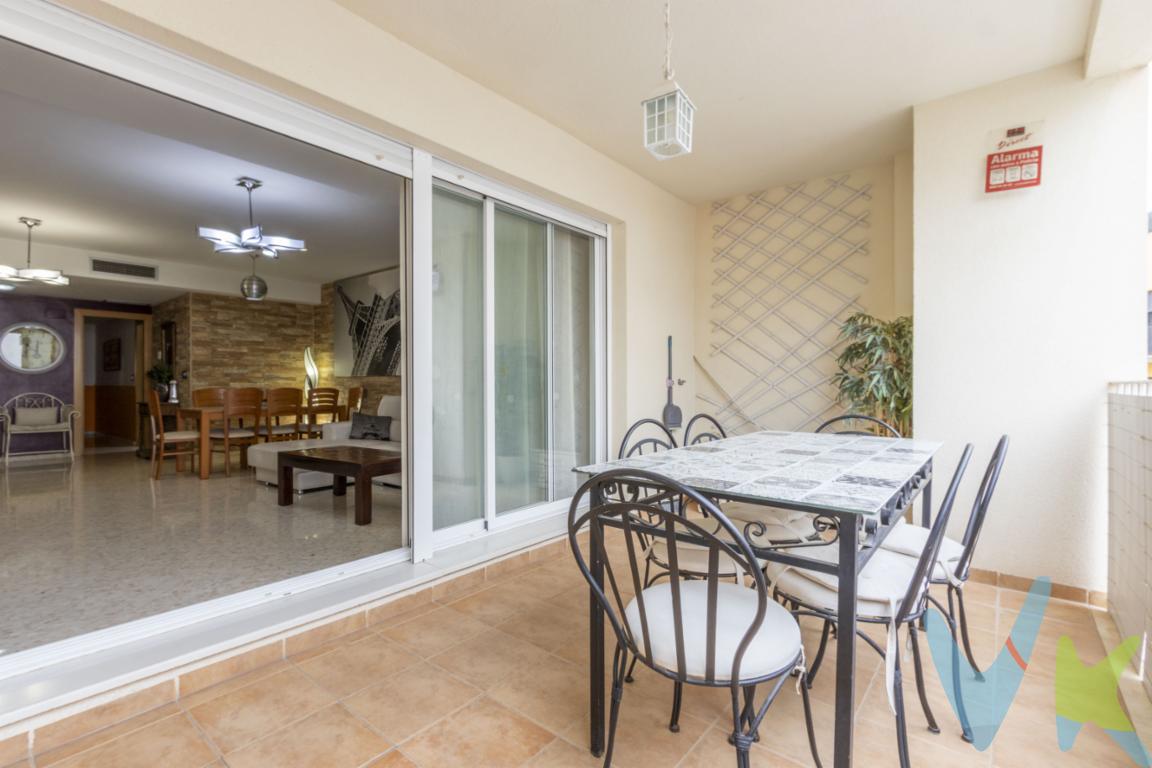 Distribución del Inmueble y Espacios ExterioresEsta vivienda destaca por su superficie de 147 metros cuadrados construidos y 132 metros cuadrados útiles. Al ser un primer piso, la distribución interior está diseñada para maximizar el espacio disponible. El inmueble cuenta con un amplio comedor que tiene salida directa a la primera terraza, lo que proporciona una transición fluida hacia el exterior y una fuente constante de luz natural.La cocina es totalmente independiente y dispone de acceso directo a la segunda terraza de la propiedad, una característica que optimiza la ventilación y la organización de las tareas culinarias. Contiguo a la cocina se encuentra un lavadero independiente, destinado a la zona de lavado y almacenaje de productos de limpieza. El área de descanso está compuesta por un total de 3 habitaciones, todas con espacio suficiente para mobiliario completo. Asimismo, la vivienda está equipada con dos cuartos de baño completos.Calidades y Equipamiento TécnicoEl piso cuenta con un sistema de climatización de frío y calor por conductos instalado en todas las estancias principales, lo que garantiza el control de la temperatura durante todo el año de manera uniforme. Los materiales de construcción y acabados corresponden a los estándares de la edificación del año 2006. La relación entre los metros construidos y los útiles asegura estancias desahogadas, optimizando los metros de paso para dar mayor amplitud a los dormitorios y las zonas comunes. En el precio de venta anunciado se incluyen de forma conjunta una plaza de garaje y un cuarto trastero ubicados en el mismo edificio, resolviendo las necesidades de estacionamiento y almacenamiento.La Finca y su EntornoLa propiedad se encuentra ubicada en el municipio de Náquera. Está emplazada en una finca seminueva construida en el año 2006. El edificio dispone de ascensor y se encuentra en un estado de conservación óptimo, con accesos limpios y adaptados. La ubicación en Náquera ofrece un entorno residencial consolidado con acceso a servicios básicos, combinando la tranquilidad de la zona con la funcionalidad de una finca moderna que incluye parkings y trasteros en la misma estructura del bloque.Agenda tu Visita? NOTA IMPORTANTE SOBRE ESTE ANUNCIO: Renderizado e IA Para facilitar la visualización del potencial real de esta propiedad, queremos informar de manera transparente a los interesados que algunas de las imágenes presentadas en este anuncio han sido optimizadas y mejoradas mediante Inteligencia Artificial (IA) y herramientas de home staging virtual.Se muestra a título informativo y no contractual. El precio no incluye lo siguiente: Honorarios de la agencia inmobiliaria, impuestos (IVA, ITP) y otros gastos de la Compraventa (notaria, gestoría y registro